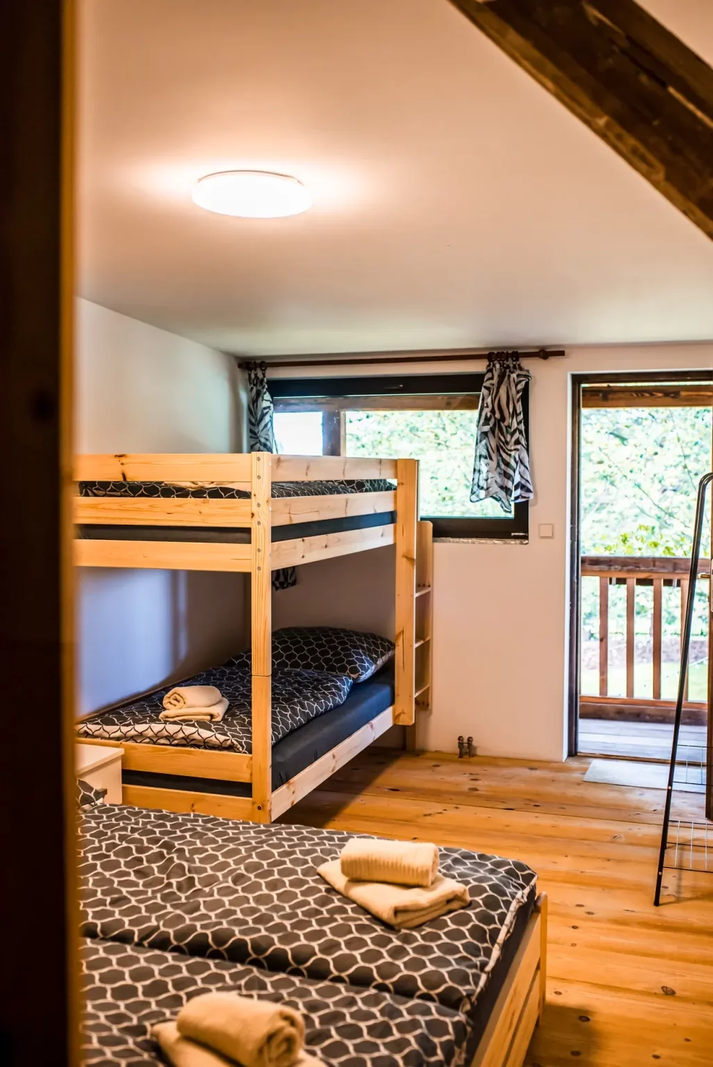 Romantika v Jizerkách: krásné ubytování ve stodole s možností snídaní, výhledy do krajiny