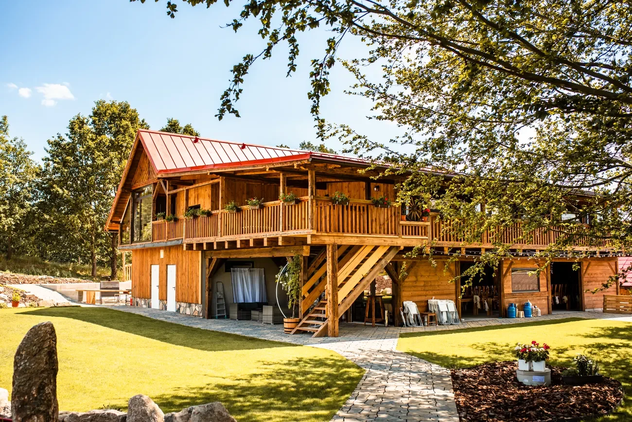 Romantika v Jizerkách: krásné ubytování ve stodole s možností snídaní, výhledy do krajiny