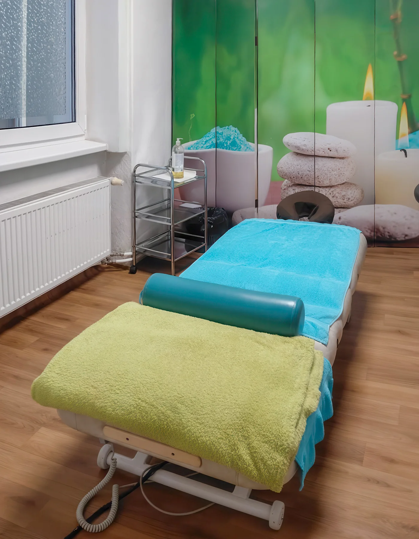 75 min. relaxu: masáž lávovými kameny a vonná olejová masáž zad, šíje a rukou