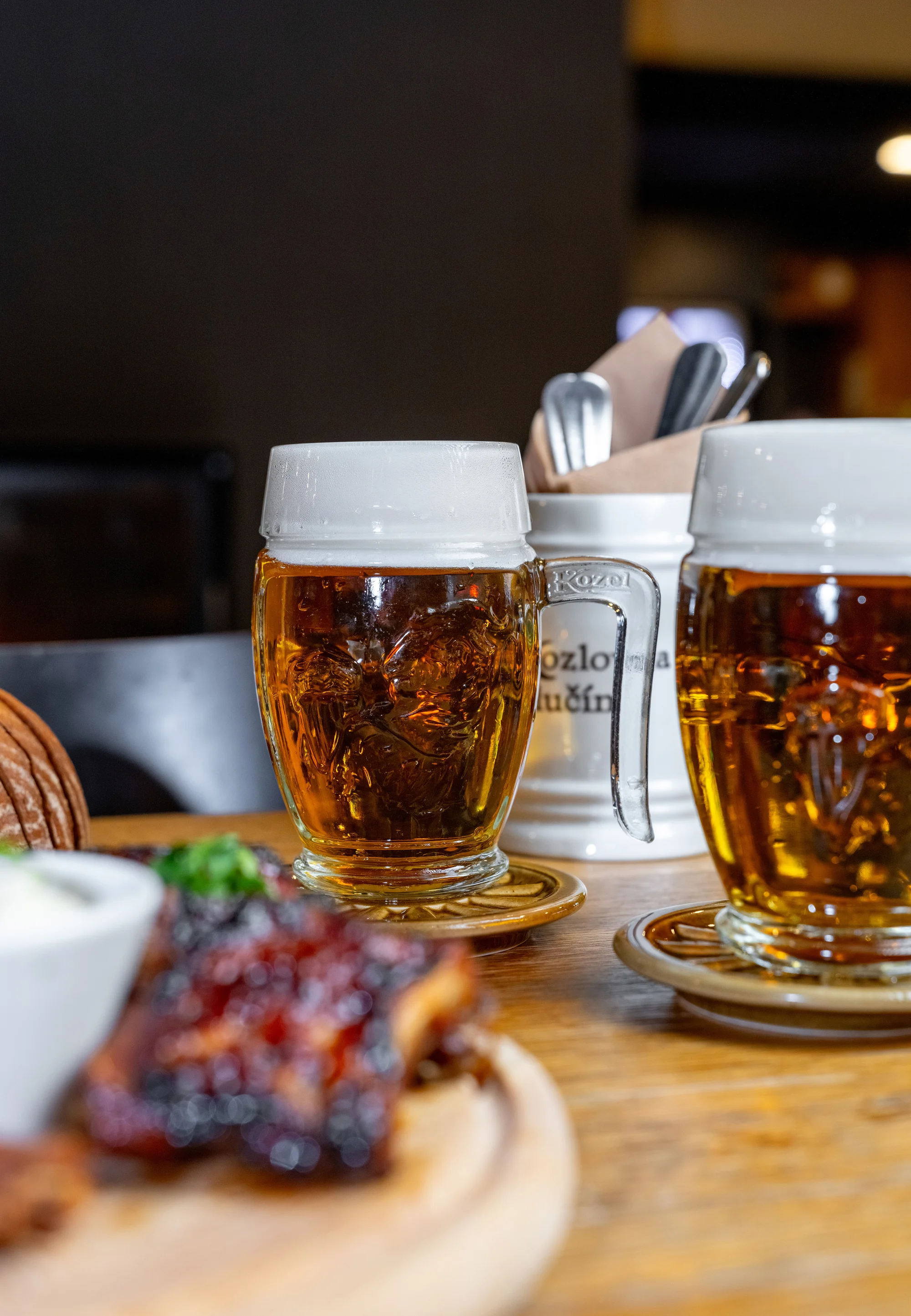 Naložené masové prkno i s pivy pro 2–8 osob: křídla, žebra, koleno i řízky