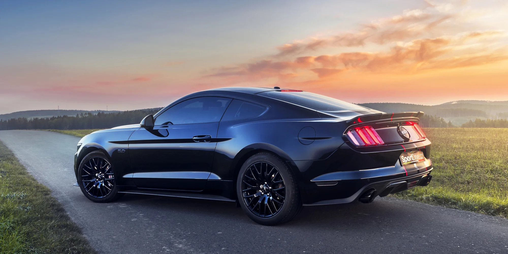 Vstříc adrenalinu: jízda v supersportu –⁠⁠⁠⁠⁠⁠ Ferrari, Lamborgini i Mustang, 20–⁠⁠⁠⁠⁠⁠40 minut