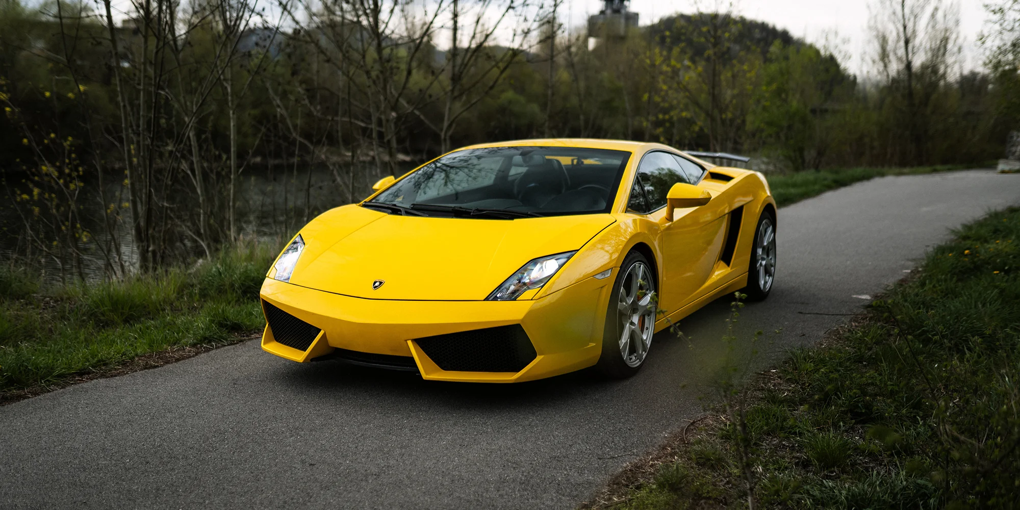 Vstříc adrenalinu: jízda v supersportu –⁠⁠⁠⁠⁠⁠ Ferrari, Lamborgini i Mustang, 20–⁠⁠⁠⁠⁠⁠40 minut