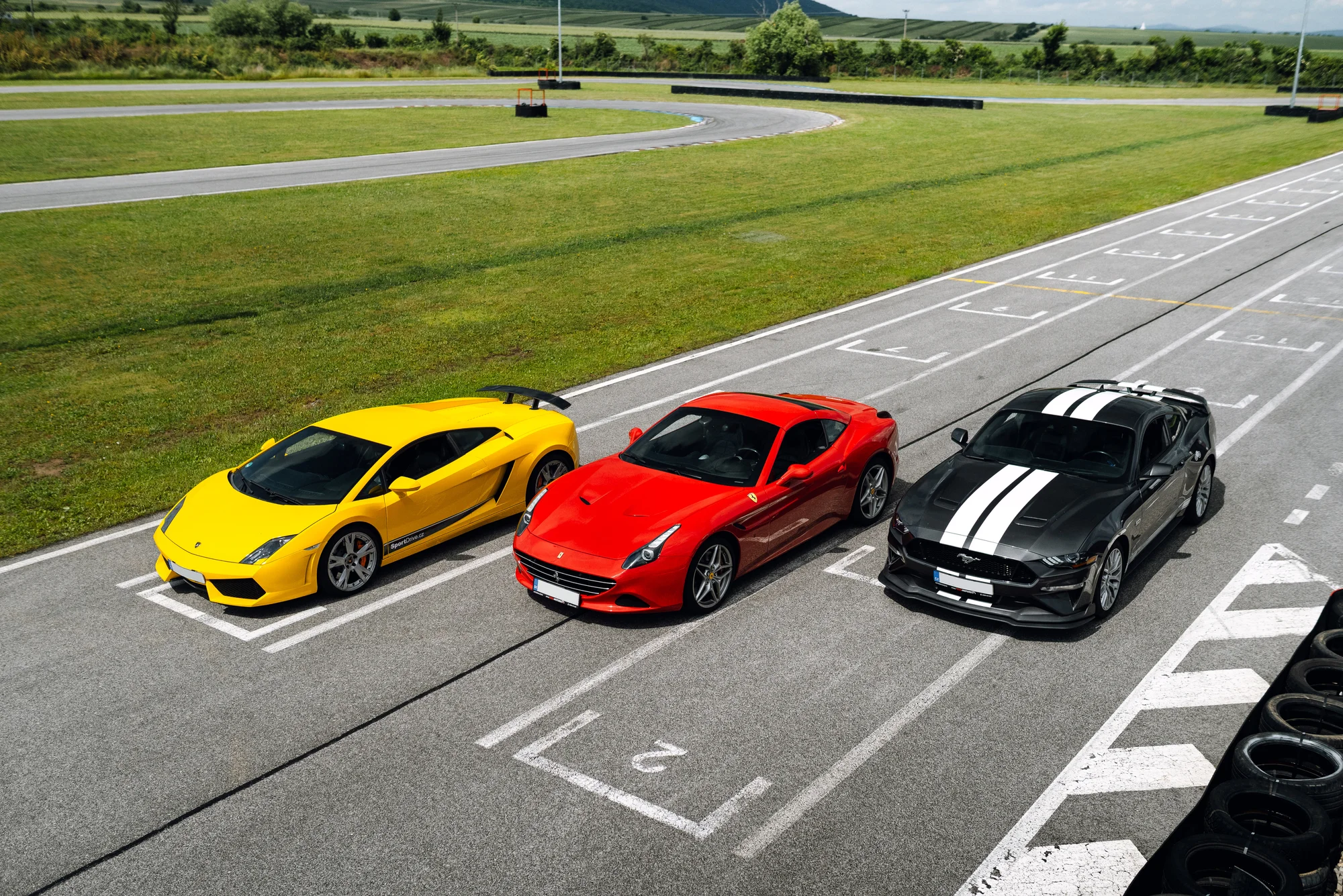 Vstříc adrenalinu: jízda v supersportu –⁠⁠⁠⁠⁠⁠ Ferrari, Lamborgini i Mustang, 20–⁠⁠⁠⁠⁠⁠40 minut