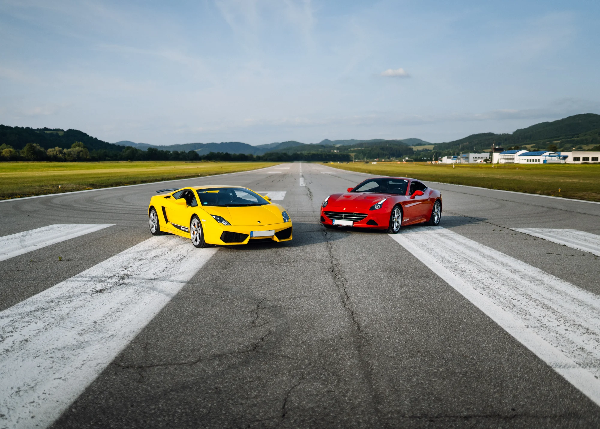 Vstříc adrenalinu: jízda v supersportu –⁠⁠⁠⁠⁠⁠ Ferrari, Lamborgini i Mustang, 20–⁠⁠⁠⁠⁠⁠40 minut