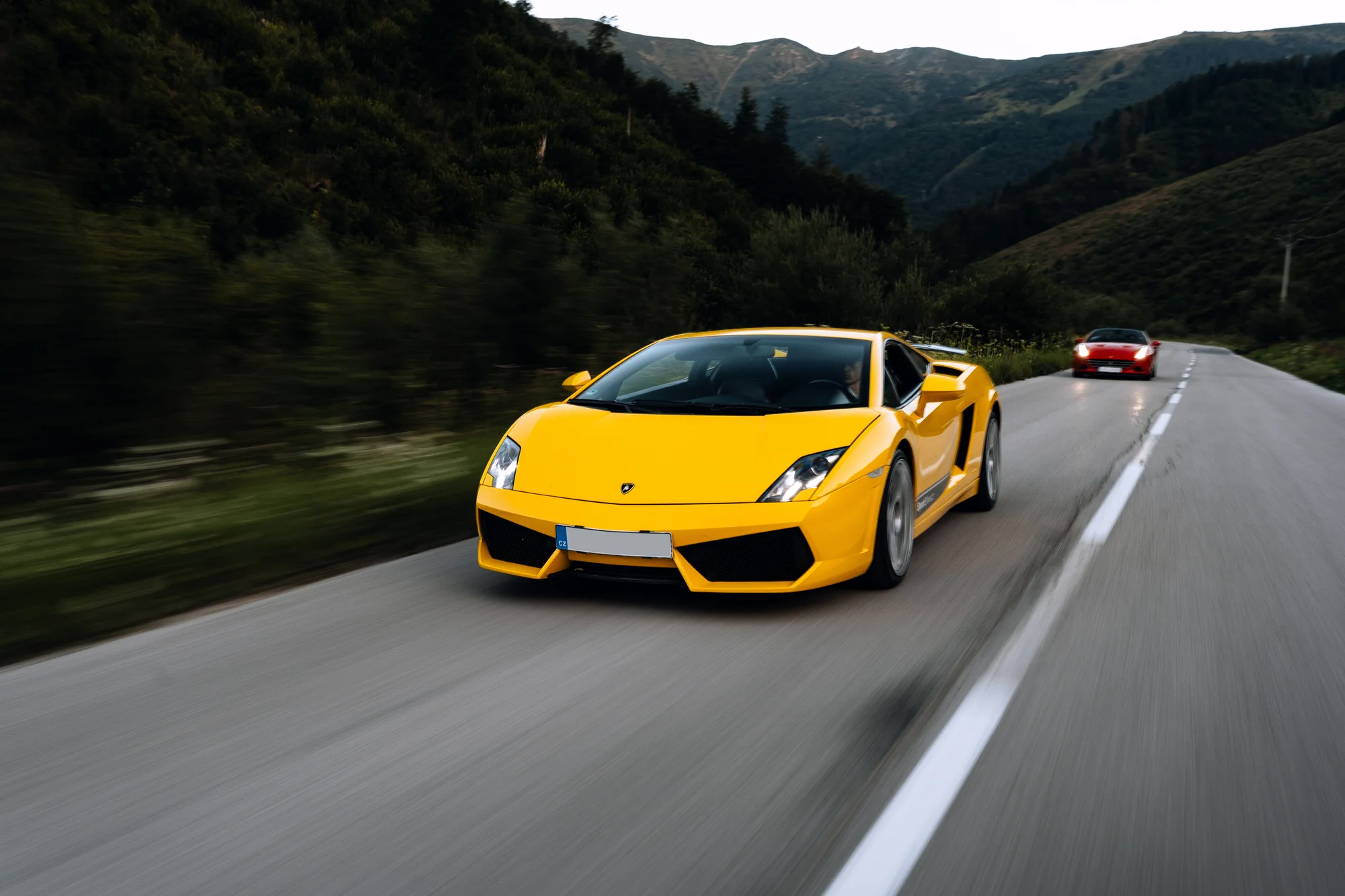 Vstříc adrenalinu: jízda v supersportu –⁠⁠⁠⁠⁠⁠ Ferrari, Lamborgini i Mustang, 20–⁠⁠⁠⁠⁠⁠40 minut