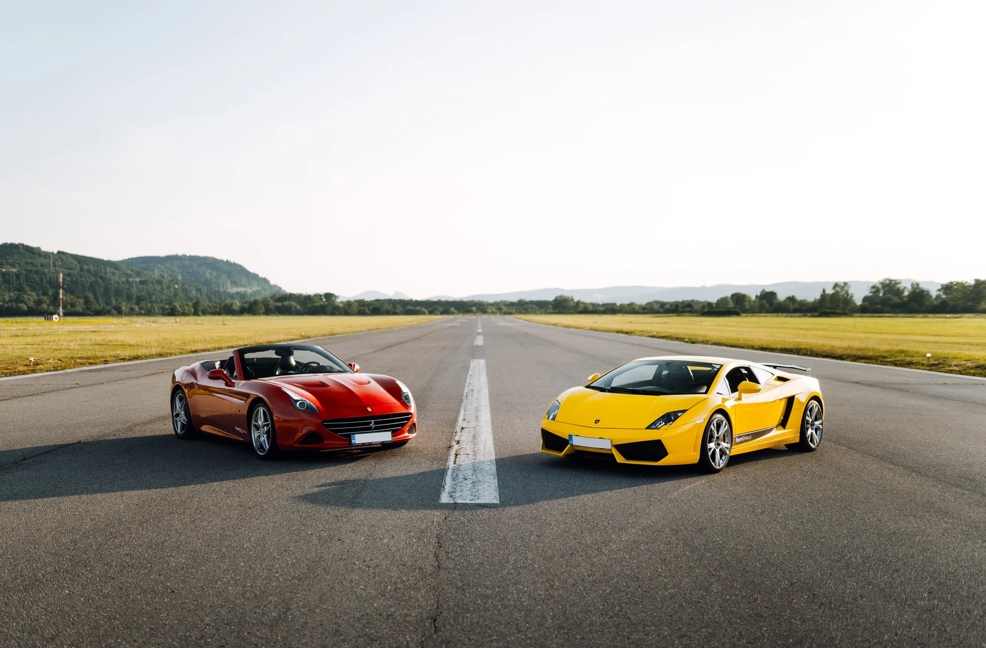 Vstříc adrenalinu: jízda v supersportu –⁠⁠⁠⁠⁠⁠ Ferrari, Lamborgini i Mustang, 20–⁠⁠⁠⁠⁠⁠40 minut