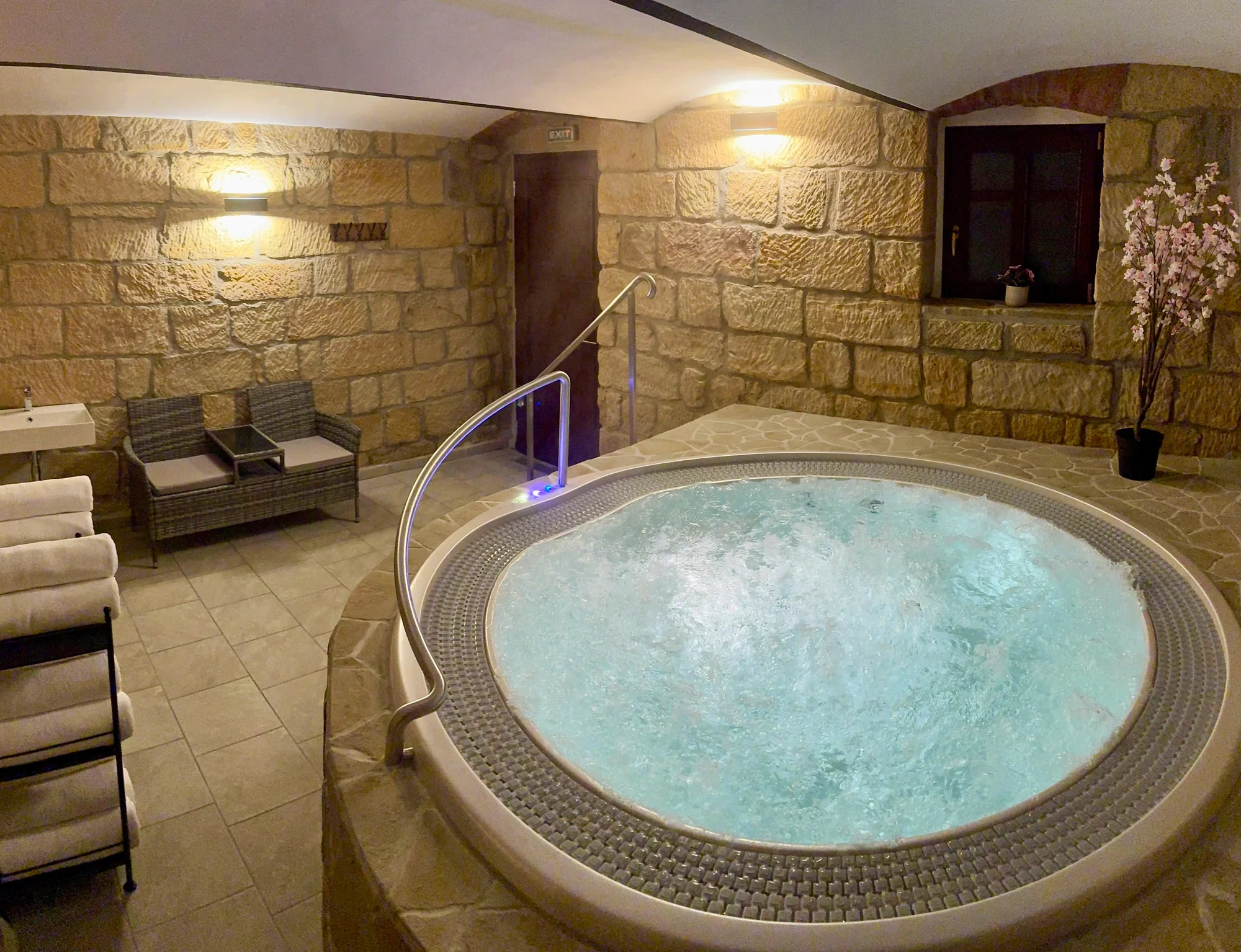 Privátní wellness až pro 4 osoby: vířivka, sauna, relax zóna i láhev prosecca