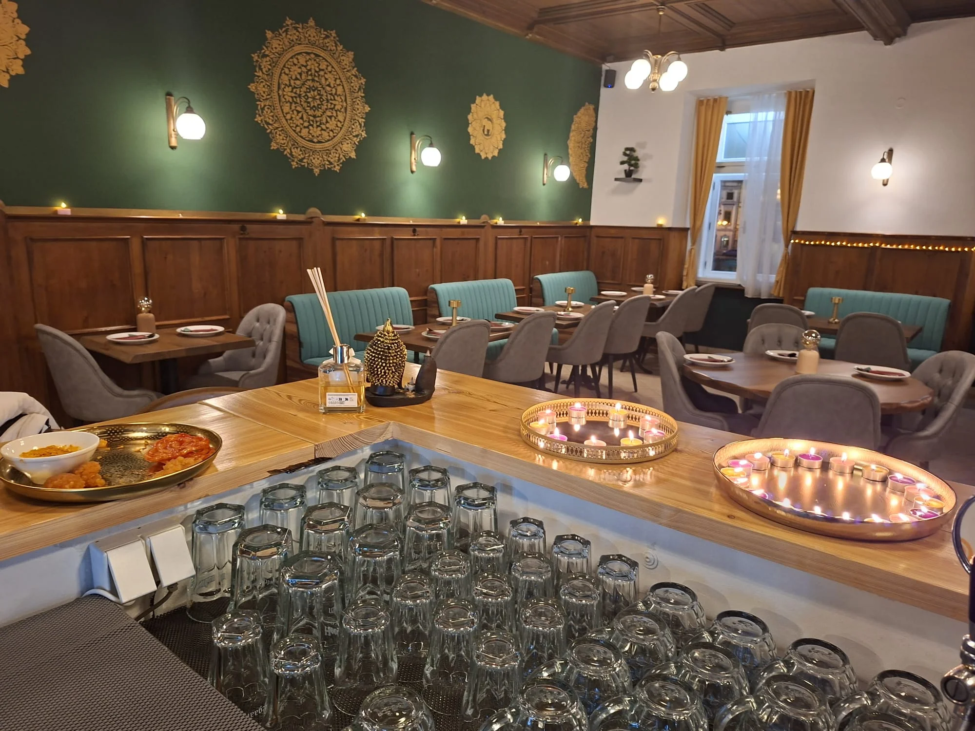 Autentické chutě Indie: Dárkové vouchery do nové indické restaurace a baru v srdci Budějovic