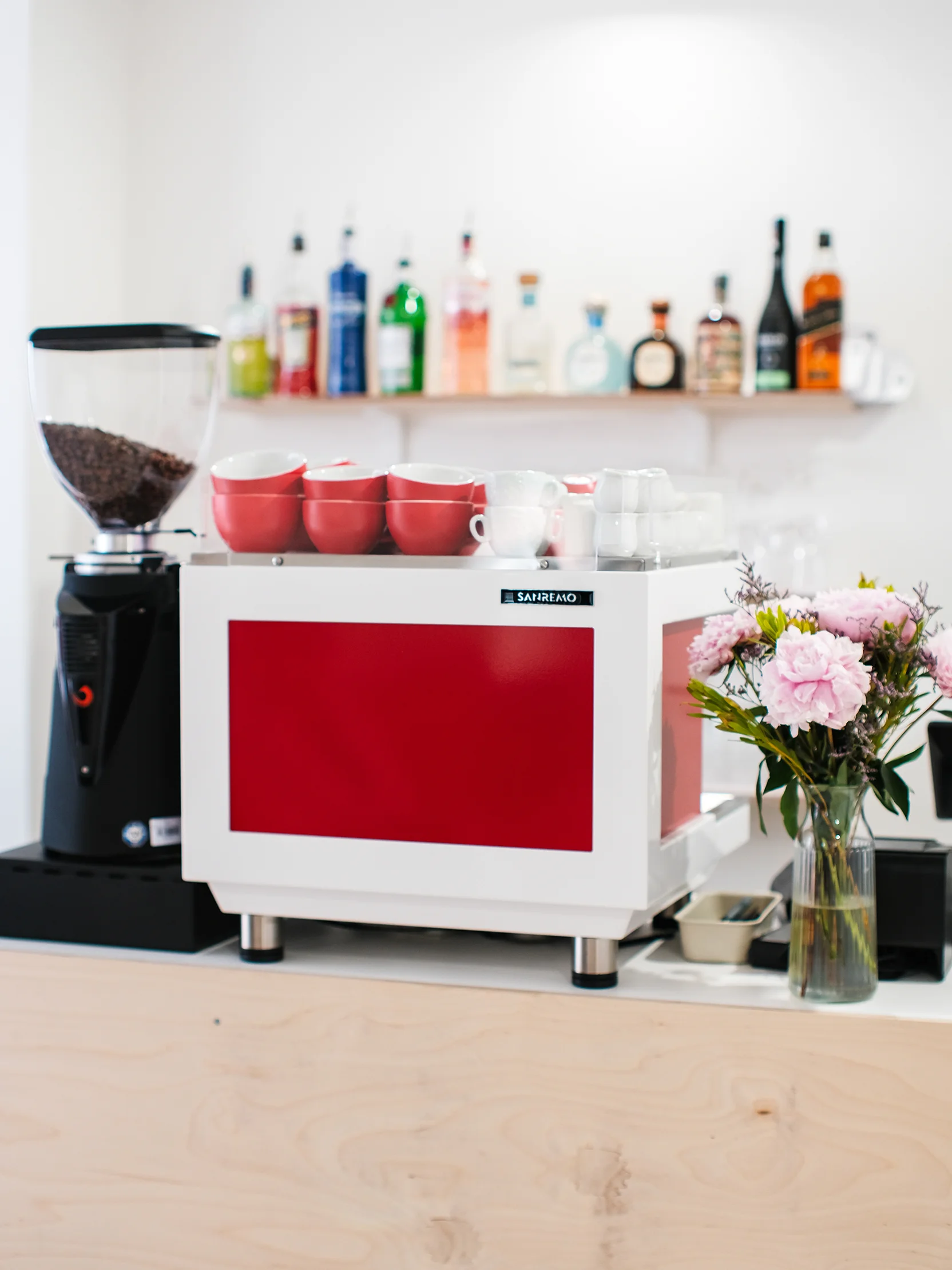 Káva nebo matcha a domácí zákusek v příjemné kavárně s galerií