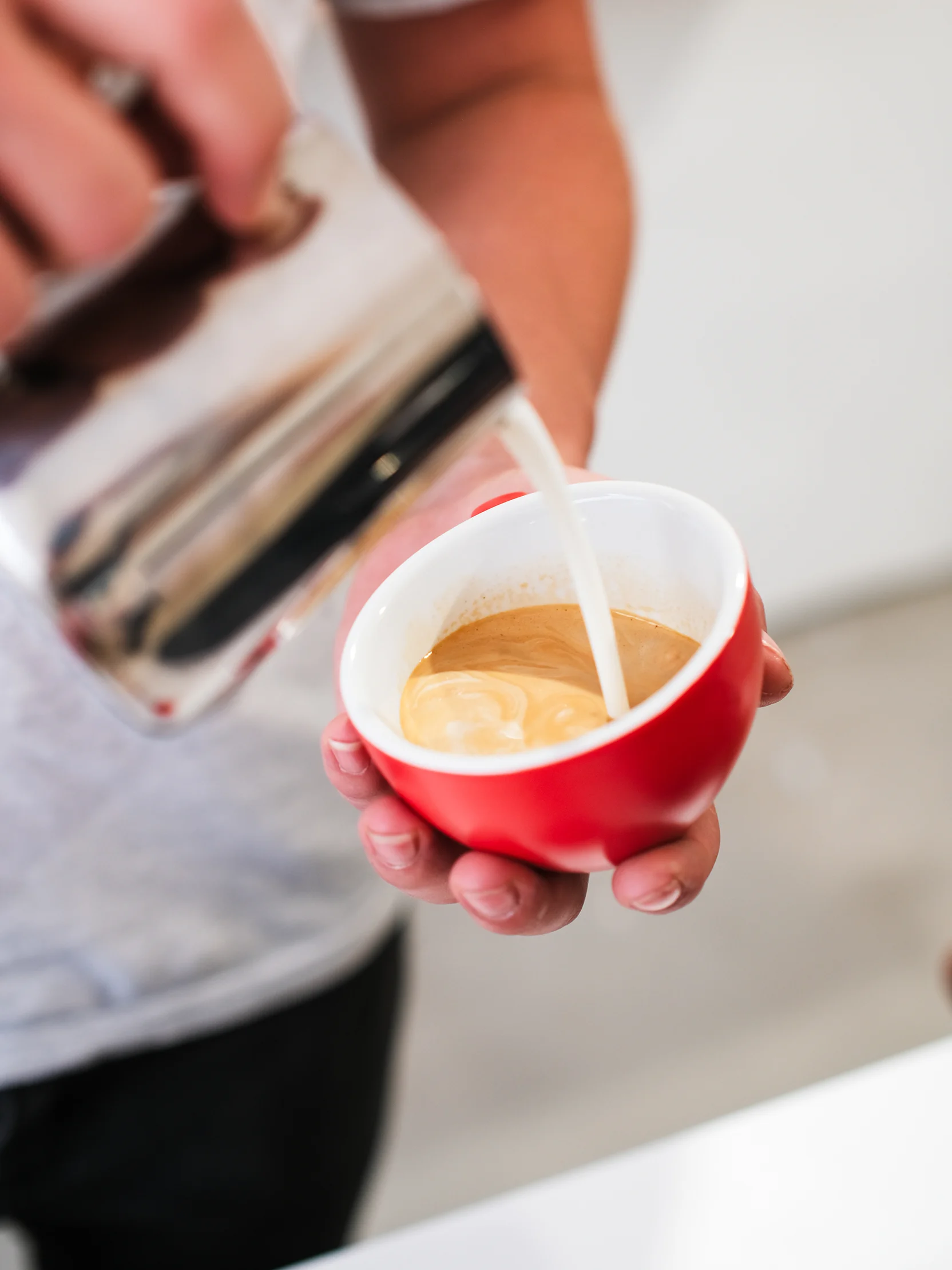 Káva nebo matcha a domácí zákusek v příjemné kavárně s galerií