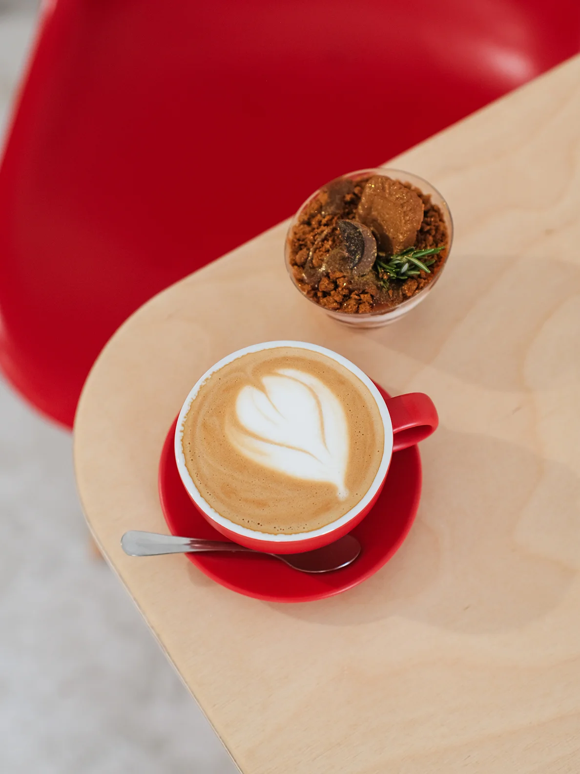 Káva nebo matcha a domácí zákusek v příjemné kavárně s galerií