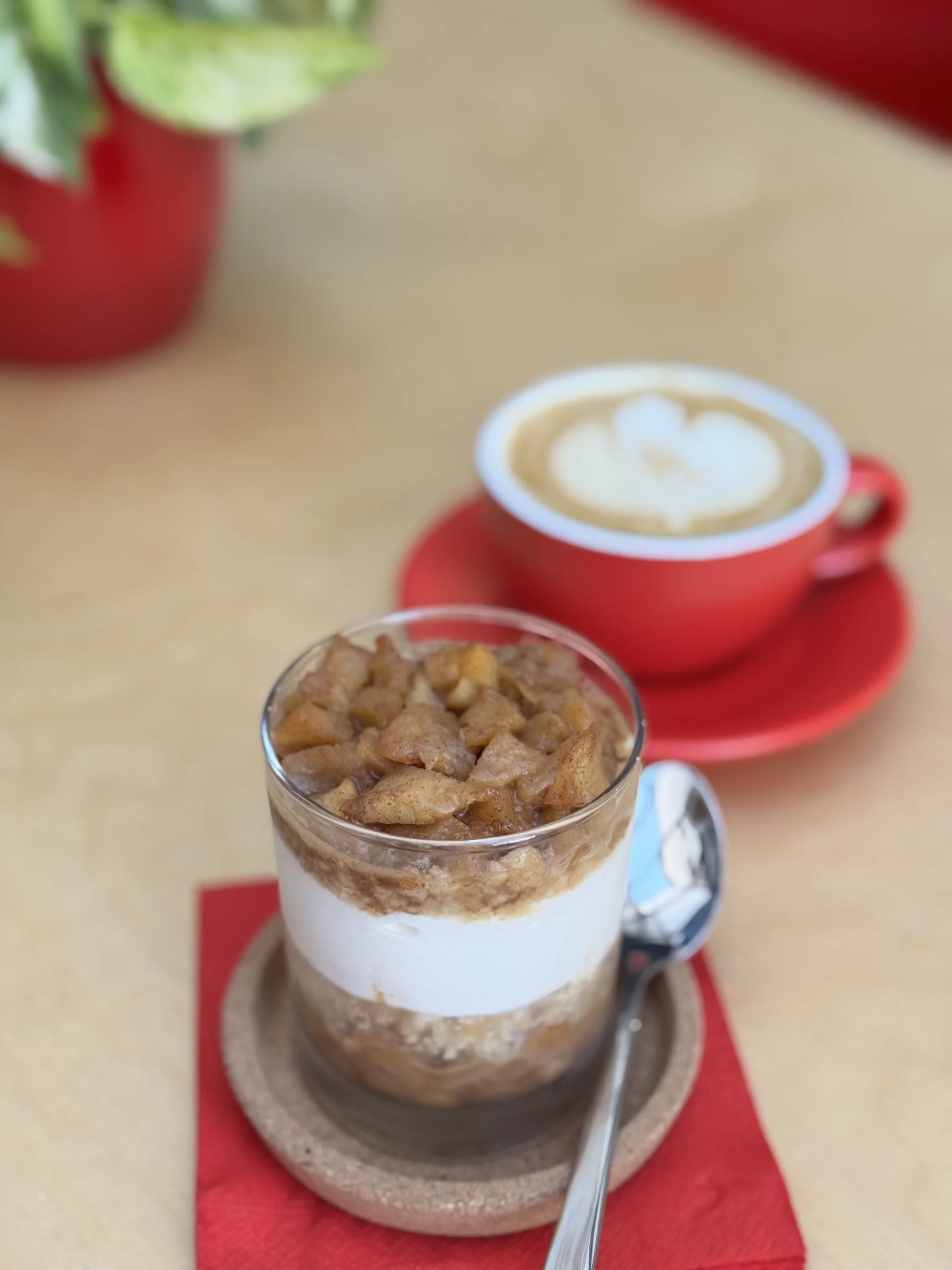 Káva nebo matcha a domácí zákusek v příjemné kavárně s galerií