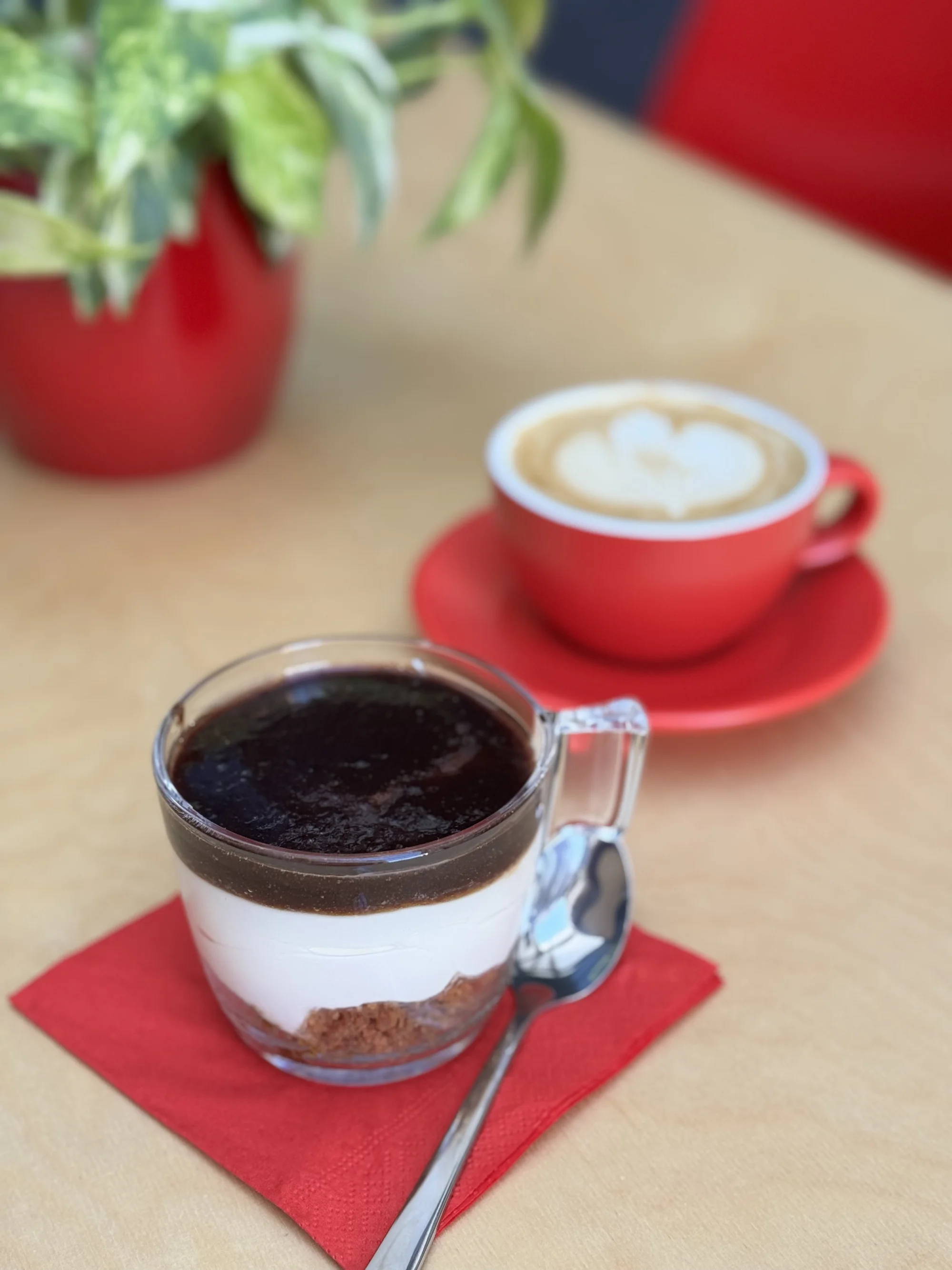 Káva nebo matcha a domácí zákusek v příjemné kavárně s galerií