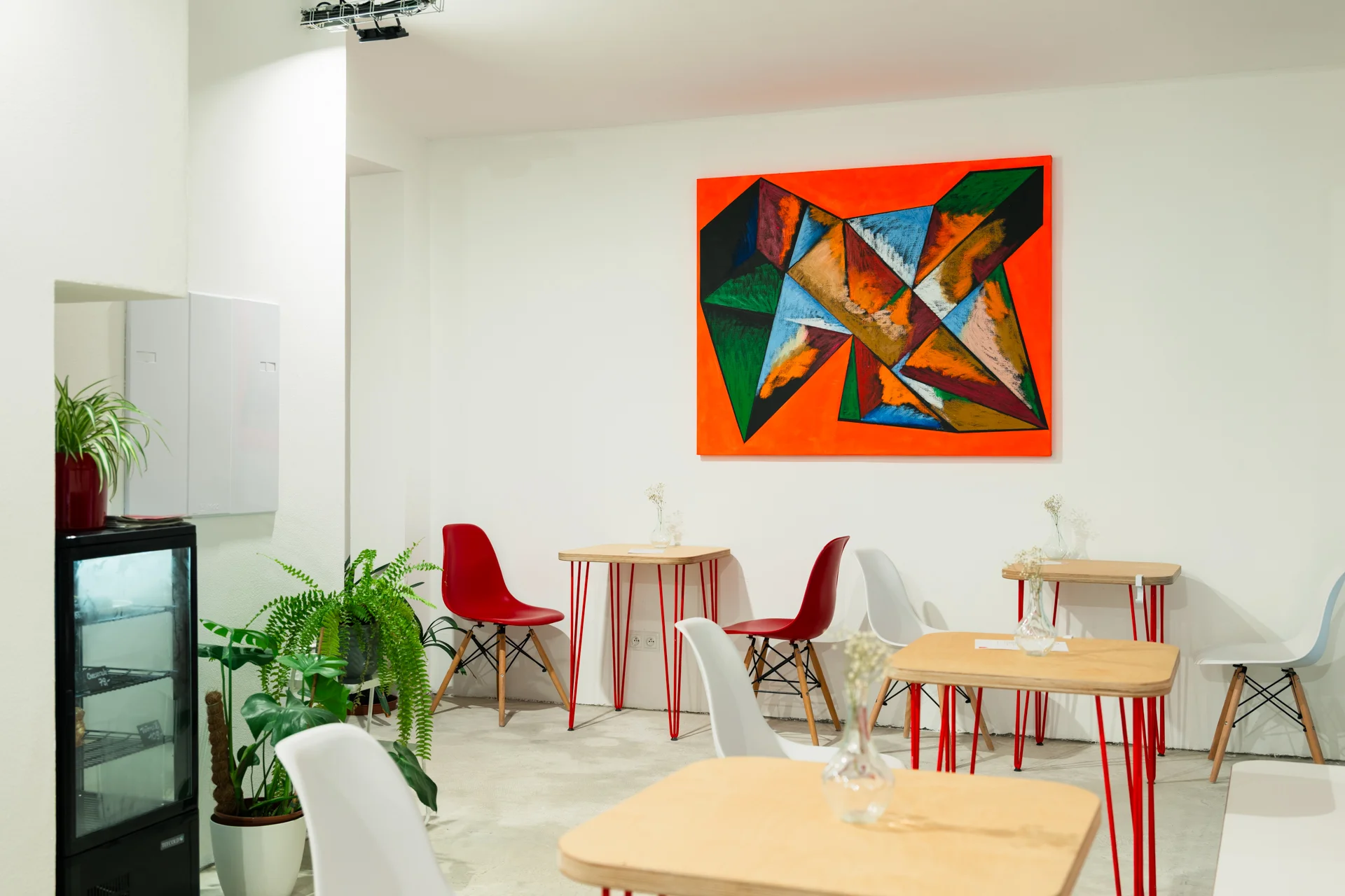 Káva nebo matcha a domácí zákusek v příjemné kavárně s galerií