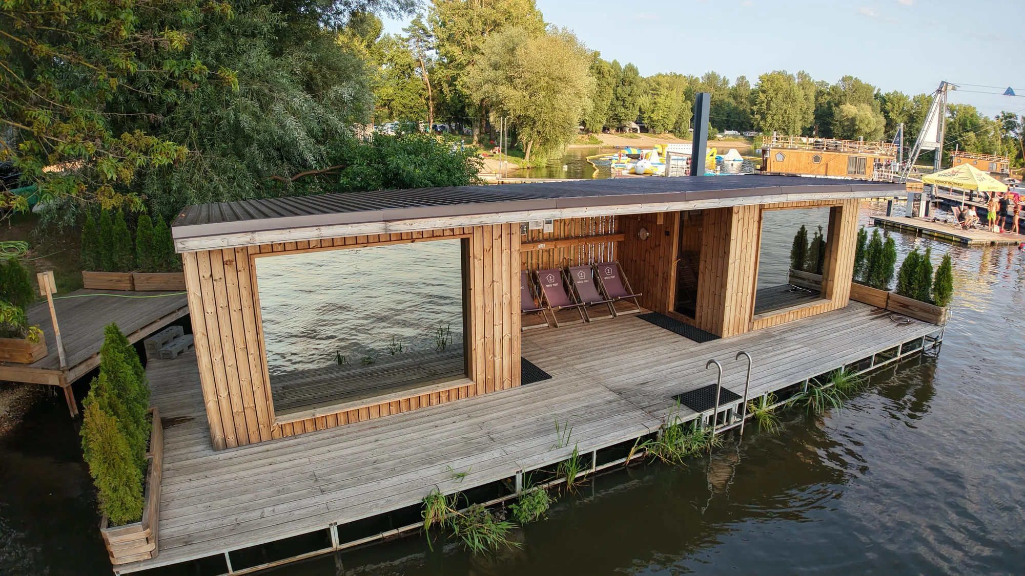 Houseboat na Proboštském jezeře: dvě terasy, kompletní vybavení i možnost sauny