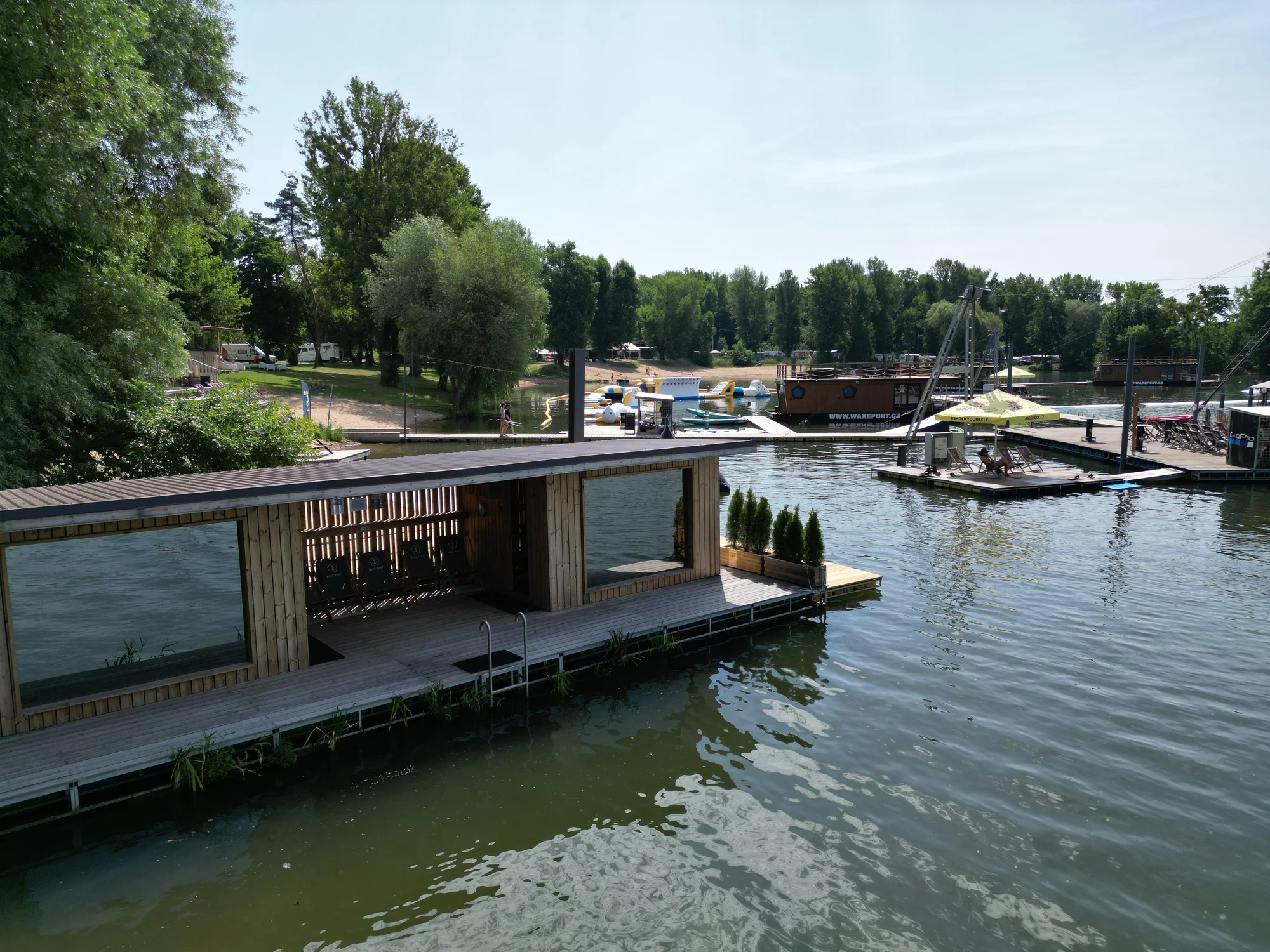 Houseboat na Proboštském jezeře: dvě terasy, kompletní vybavení i možnost sauny