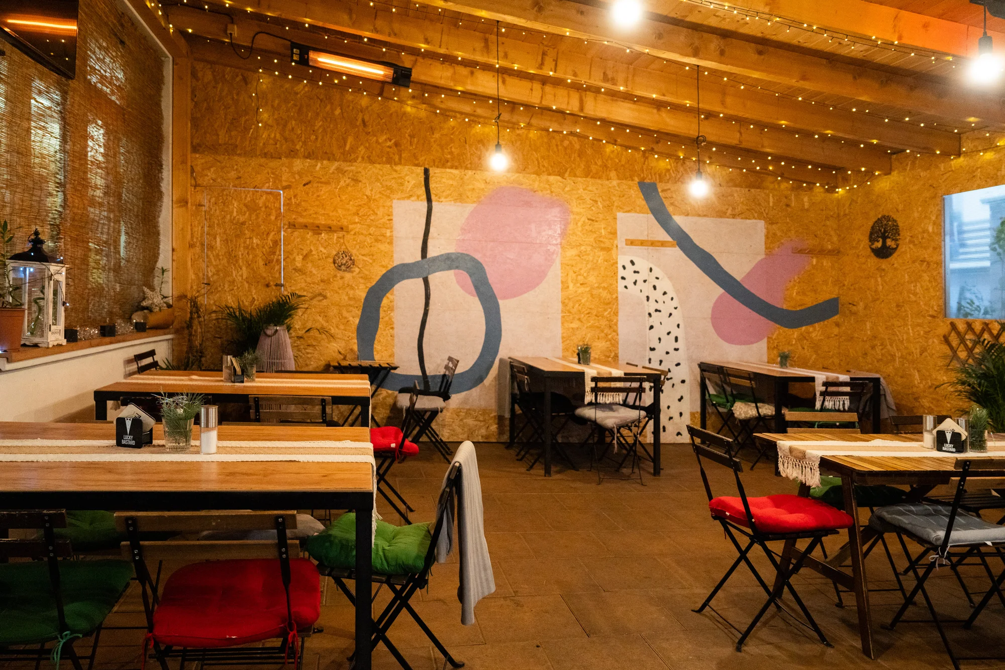 4chodové menu v moderní restauraci: tatarák, kulajda, panenka sous vide a cheesecake