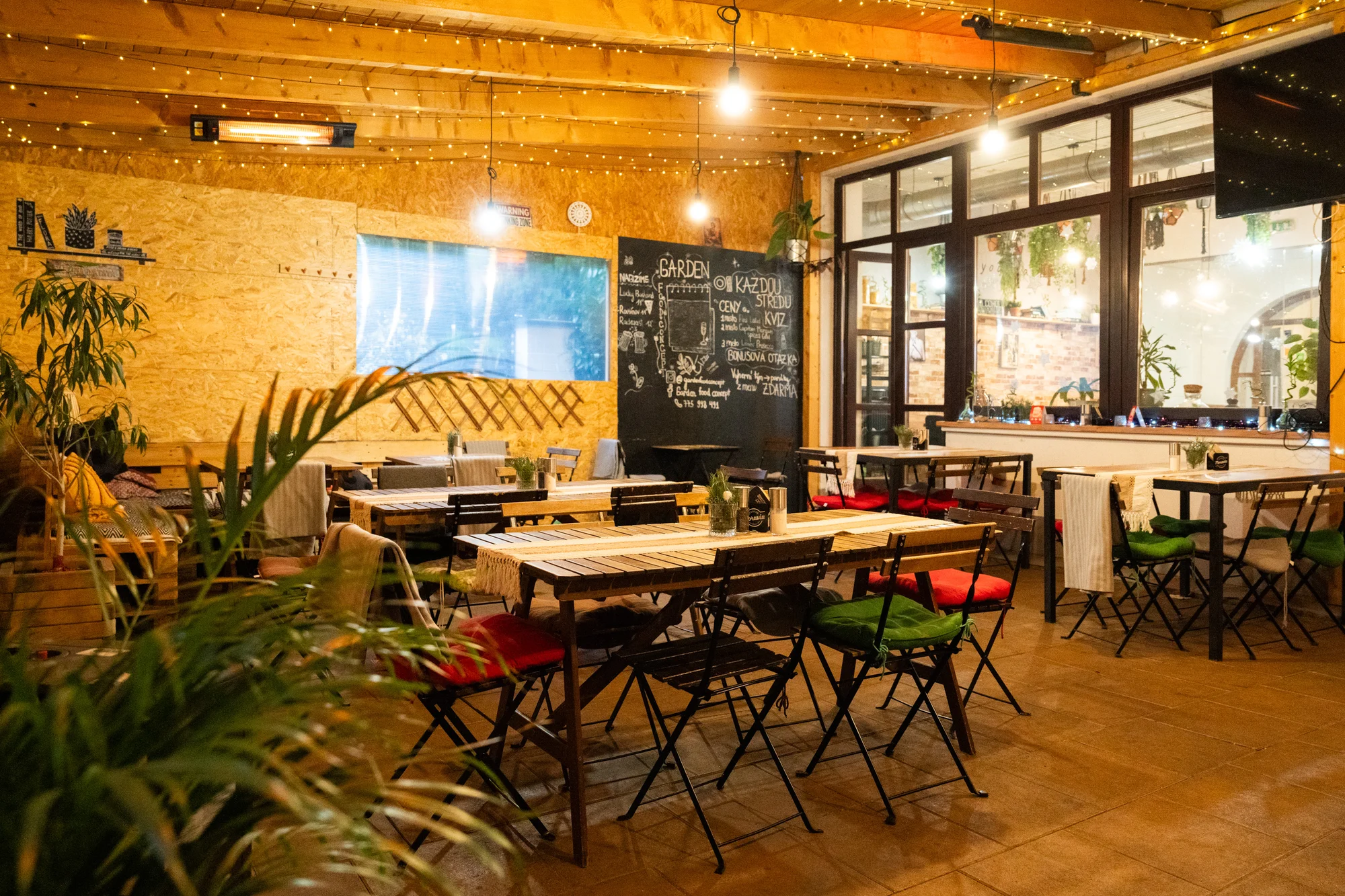 4chodové menu v moderní restauraci: tatarák, kulajda, panenka sous vide a cheesecake