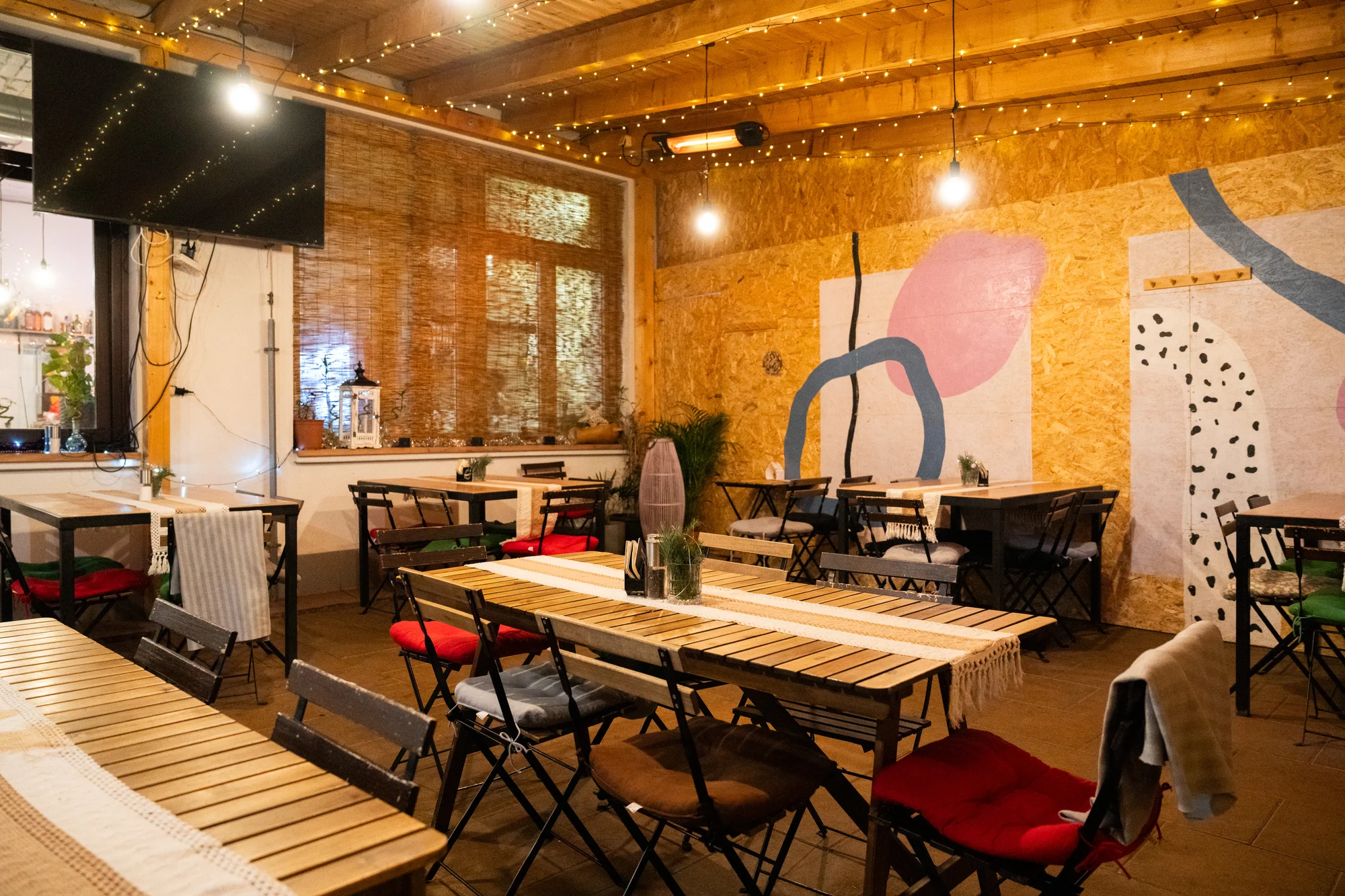 4chodové menu v moderní restauraci: tatarák, kulajda, panenka sous vide a cheesecake