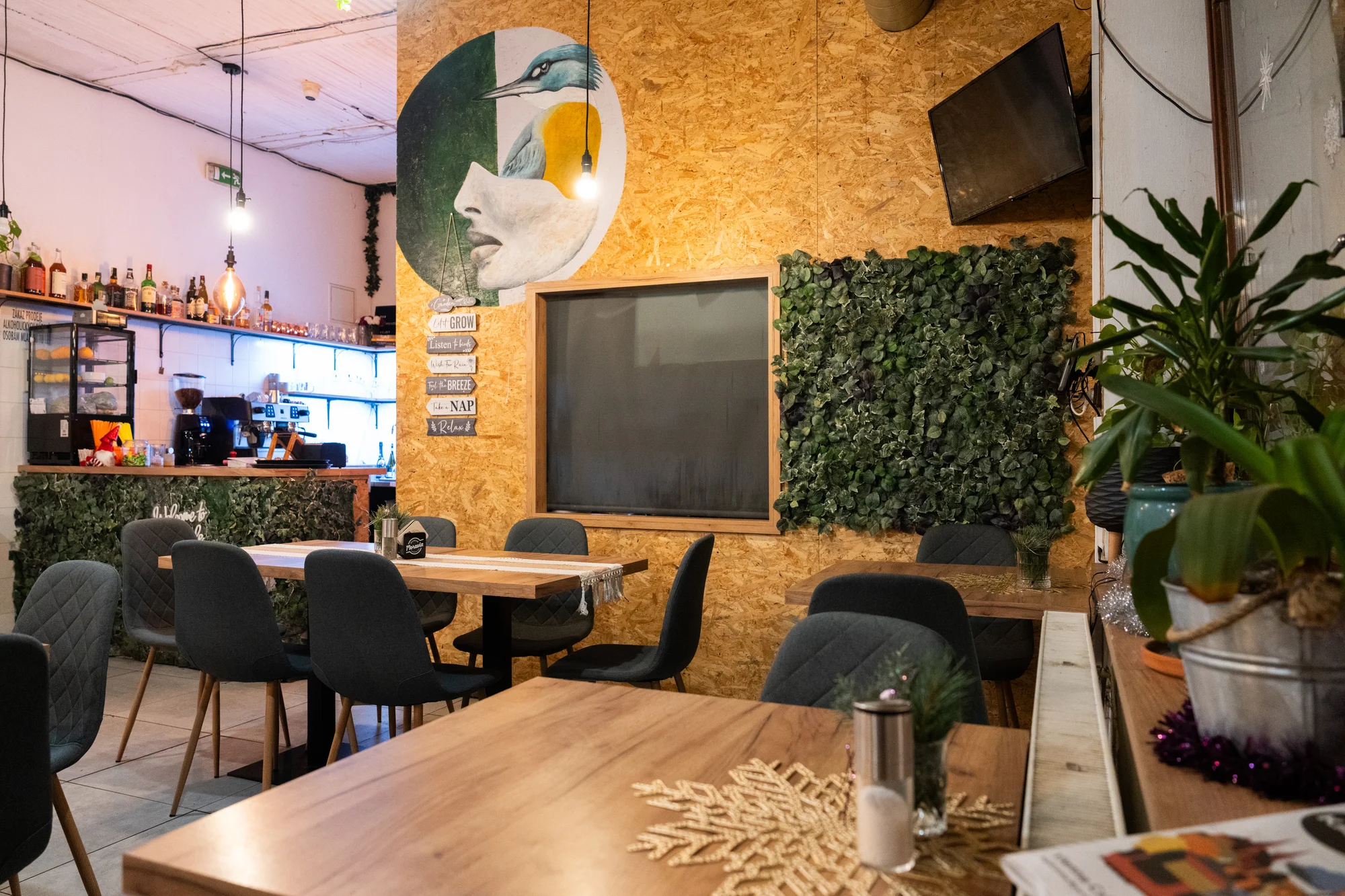 4chodové menu v moderní restauraci: tatarák, kulajda, panenka sous vide a cheesecake