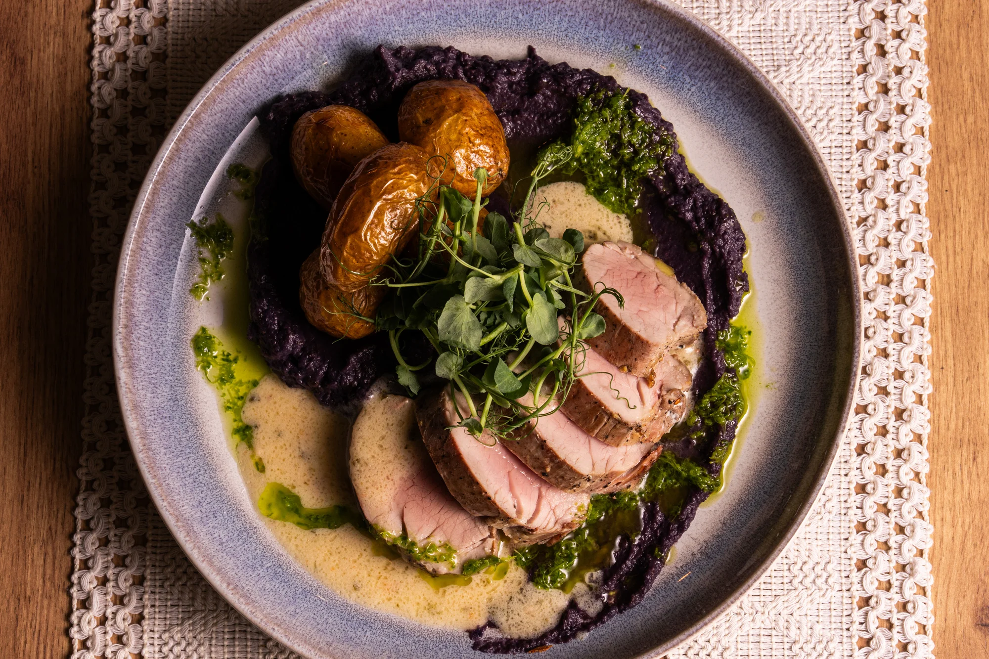 4chodové menu v moderní restauraci: tatarák, kulajda, panenka sous vide a cheesecake