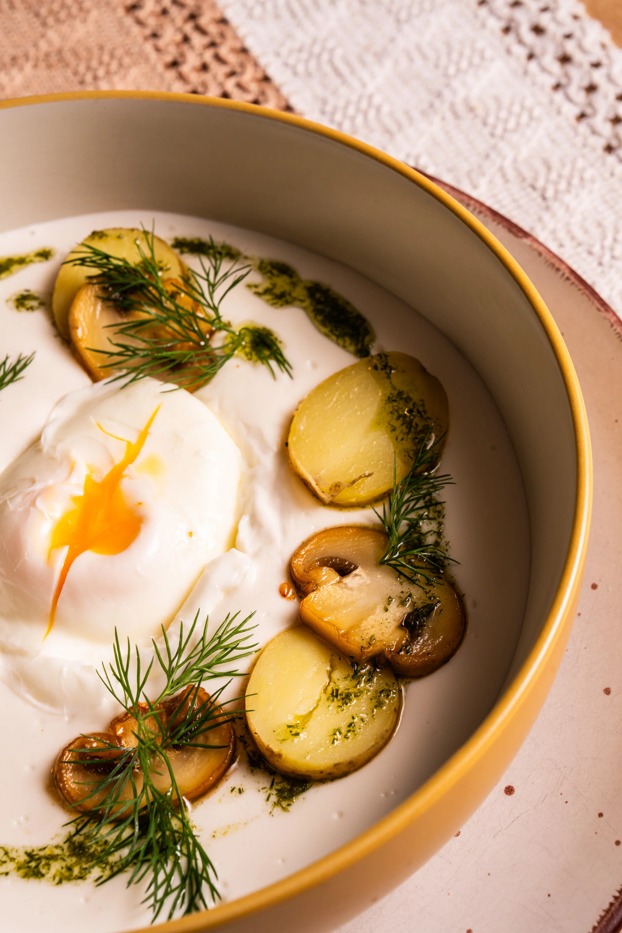 4chodové menu v moderní restauraci: tatarák, kulajda, panenka sous vide a cheesecake