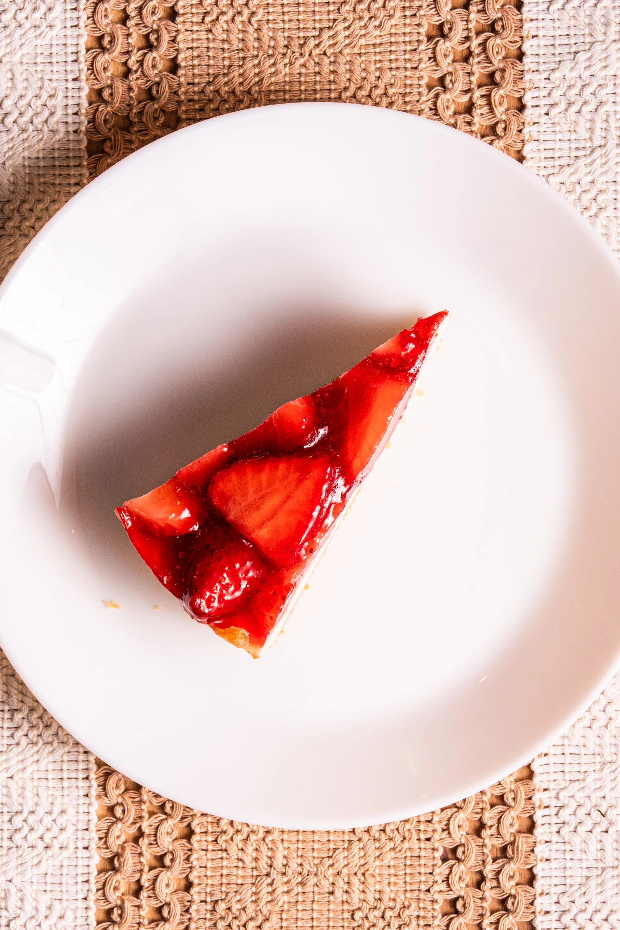 4chodové menu v moderní restauraci: tatarák, kulajda, panenka sous vide a cheesecake