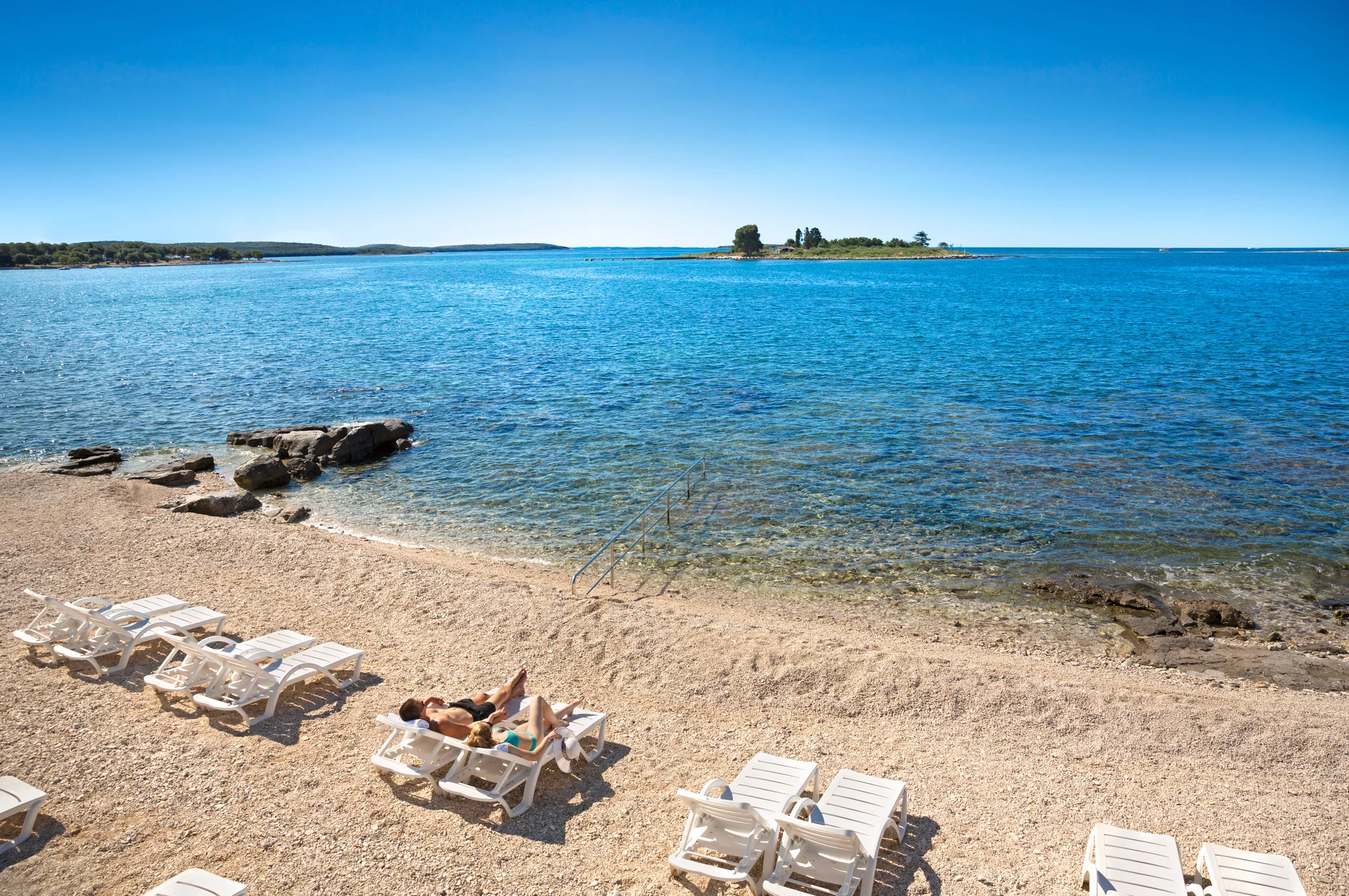 Hurá na Istrii: 3* apartmány přímo u pláže, snídaně nebo polopenze, bazén s tobogány