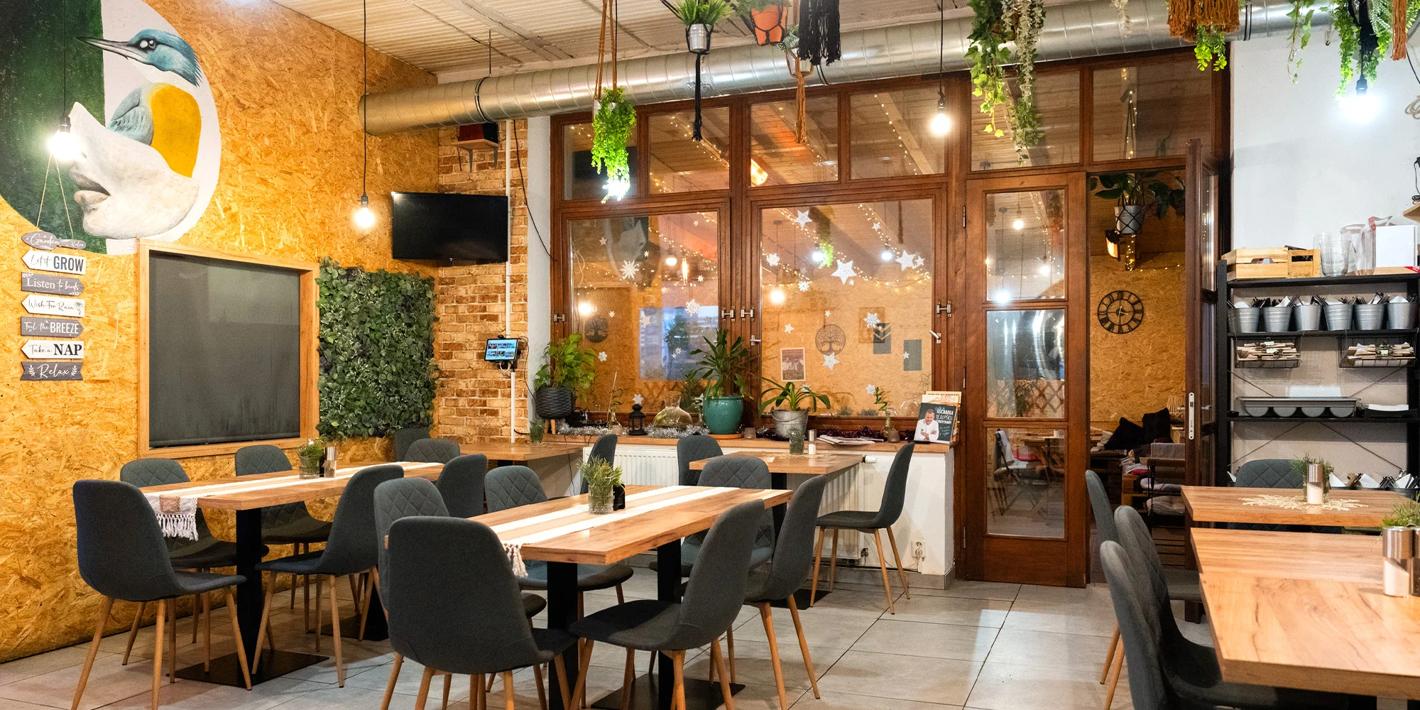 4chodové menu v moderní restauraci: tatarák, kulajda, panenka sous vide a cheesecake