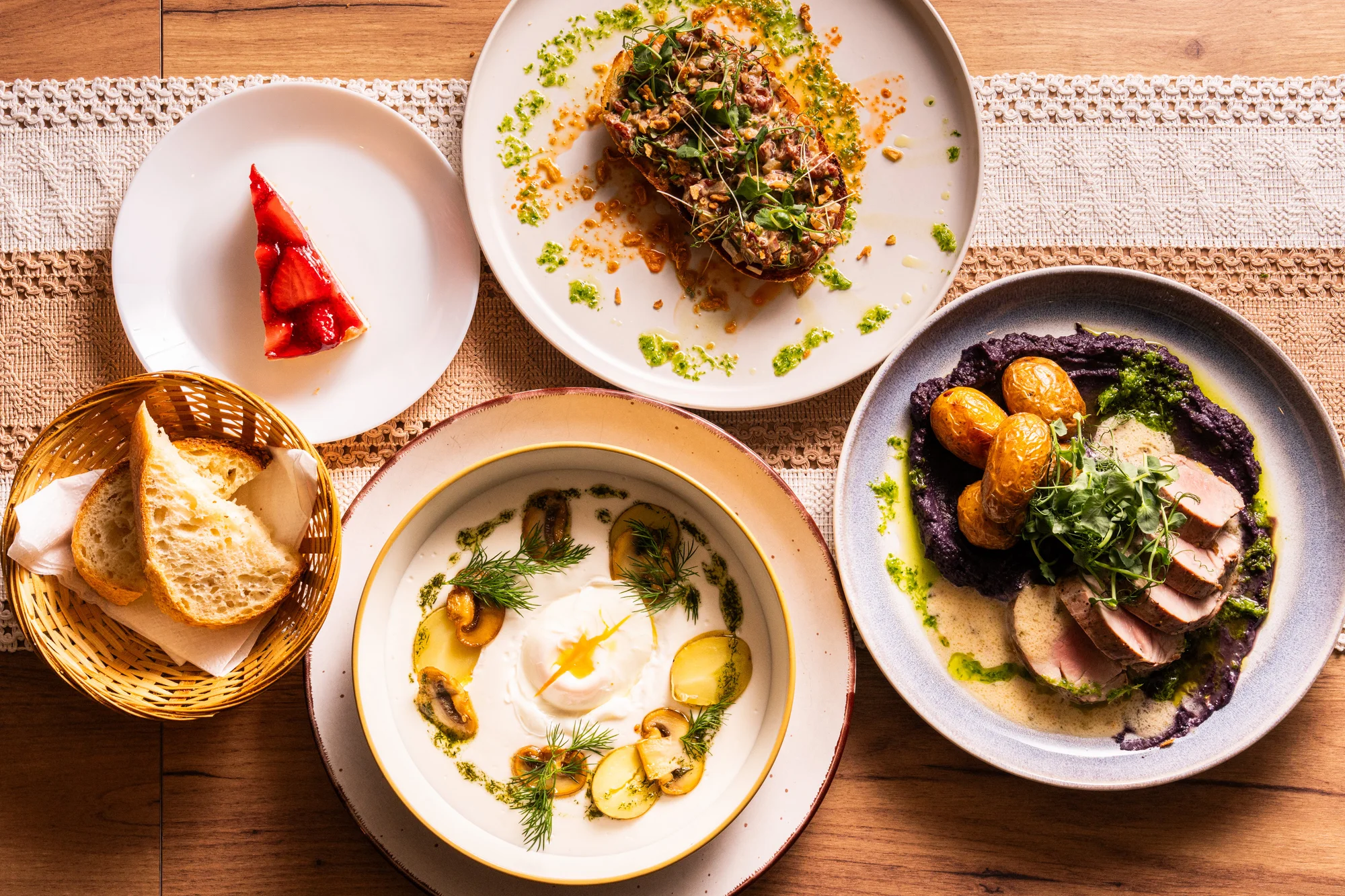 4chodové menu v moderní restauraci: tatarák, kulajda, panenka sous vide a cheesecake