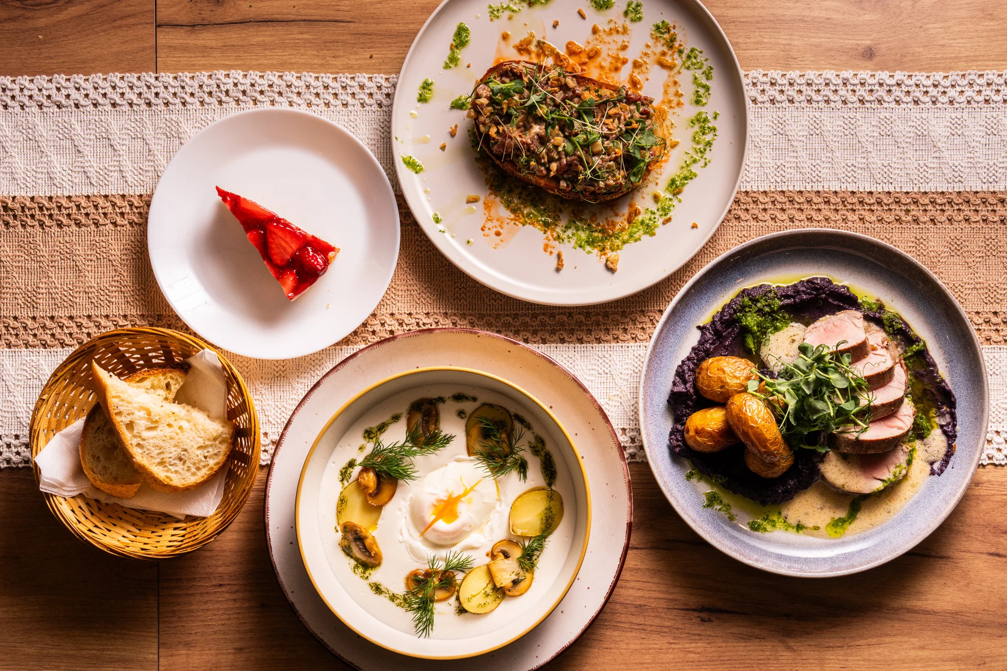 4chodové menu v moderní restauraci: tatarák, kulajda, panenka sous vide a cheesecake