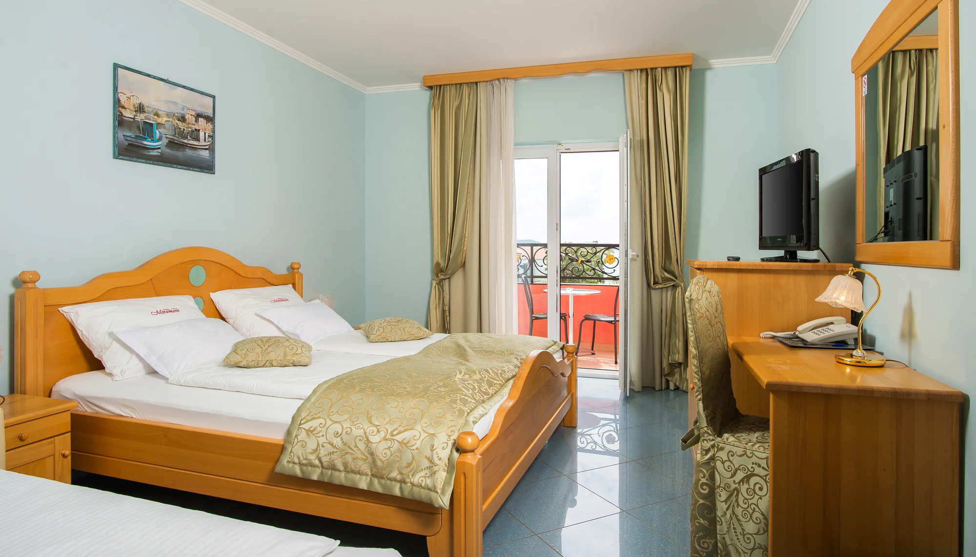 Léto v Dalmácii: hotel 2 minuty od pláže, strava, bazén a 2 děti zdarma