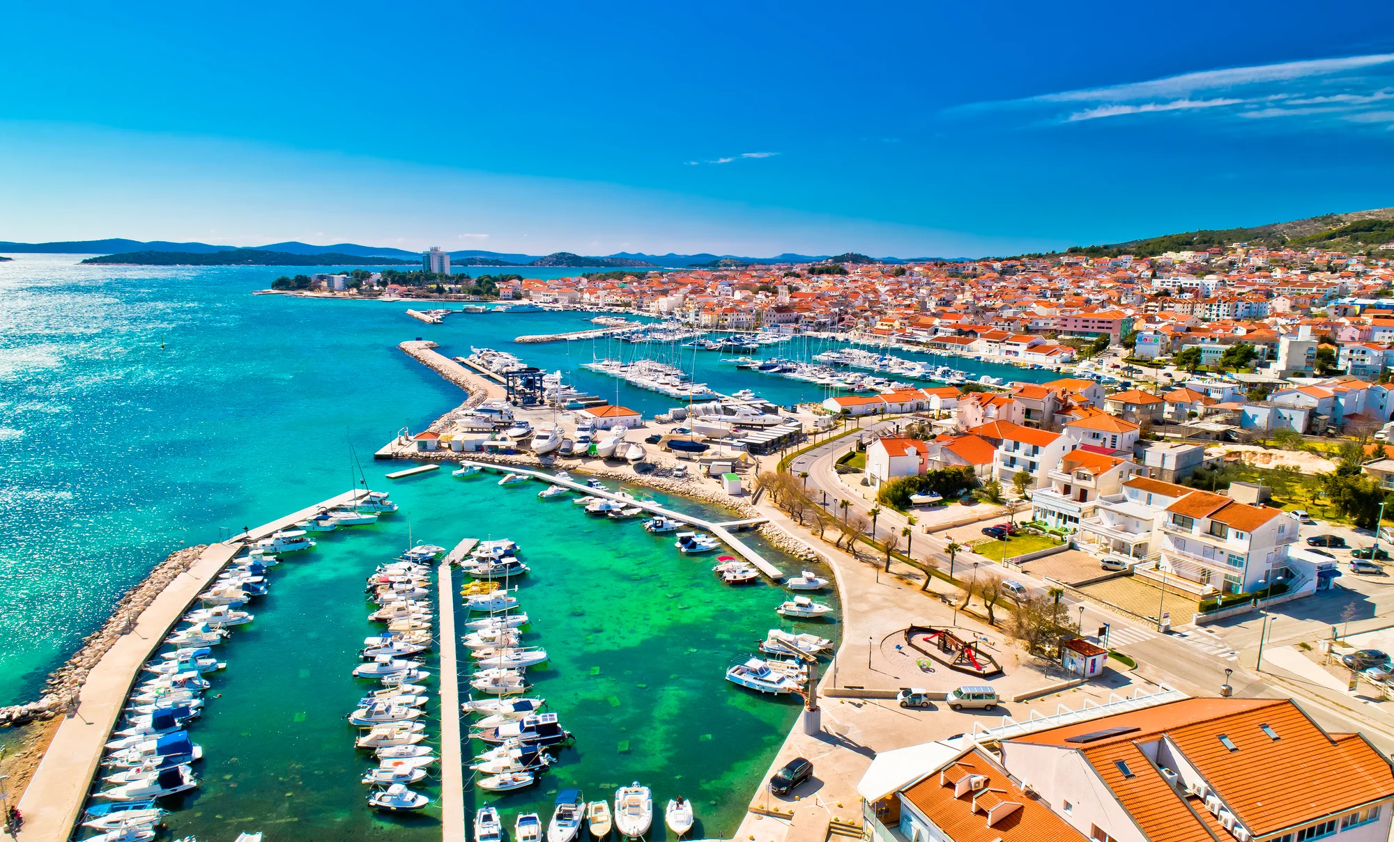 Léto v Dalmácii: hotel 2 minuty od pláže, strava, bazén a 2 děti zdarma