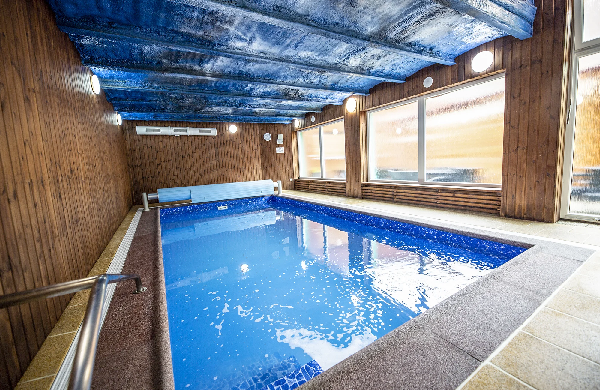 Zasloužený relax v privátním wellness: masážní křesla, vířivka, bazén i sauna