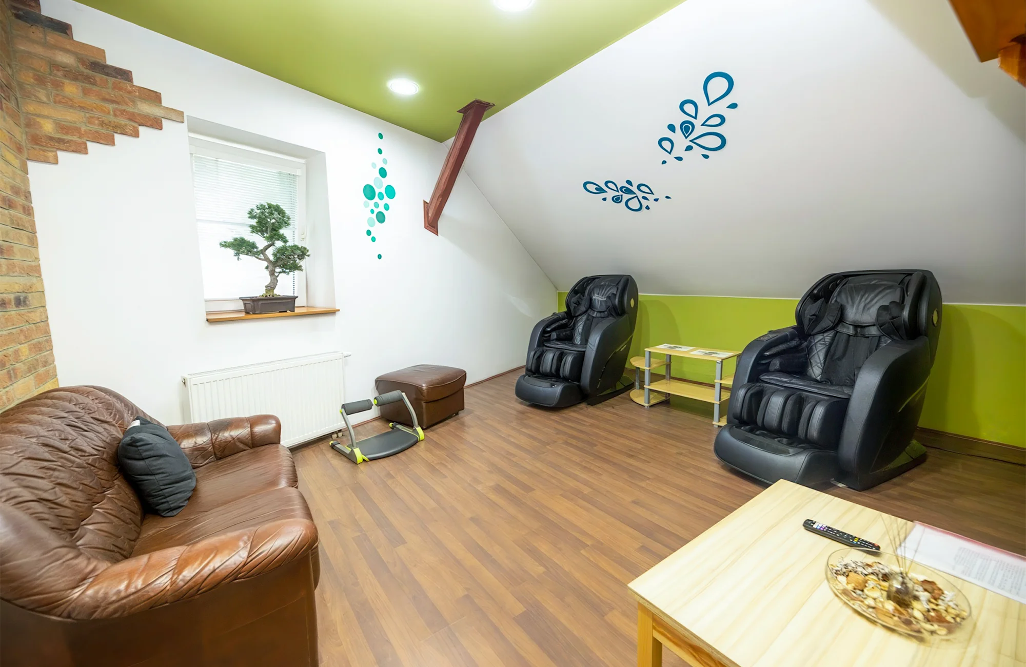 Zasloužený relax v privátním wellness: masážní křesla, vířivka, bazén i sauna