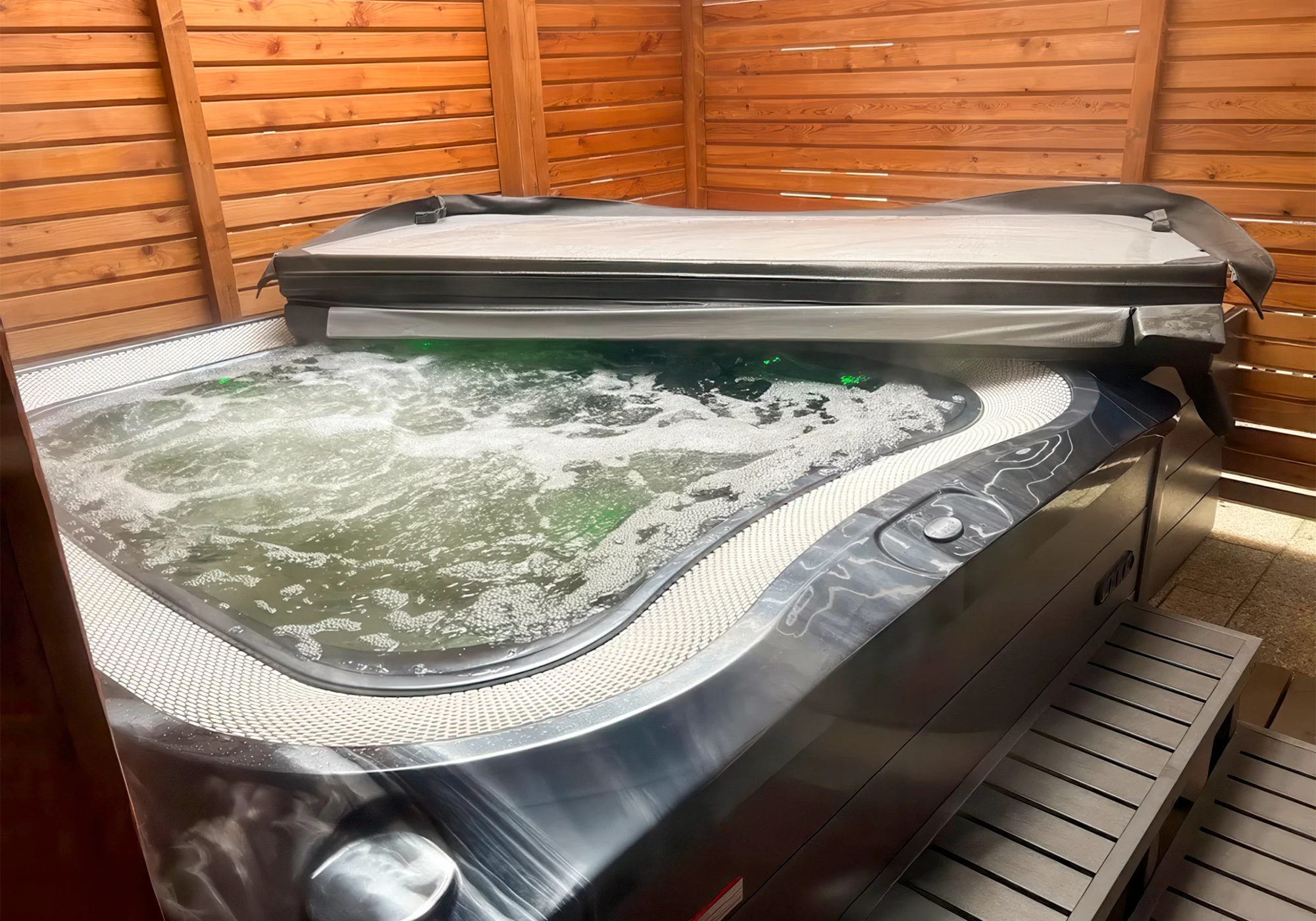 Zasloužený relax v privátním wellness: masážní křesla, vířivka, bazén i sauna