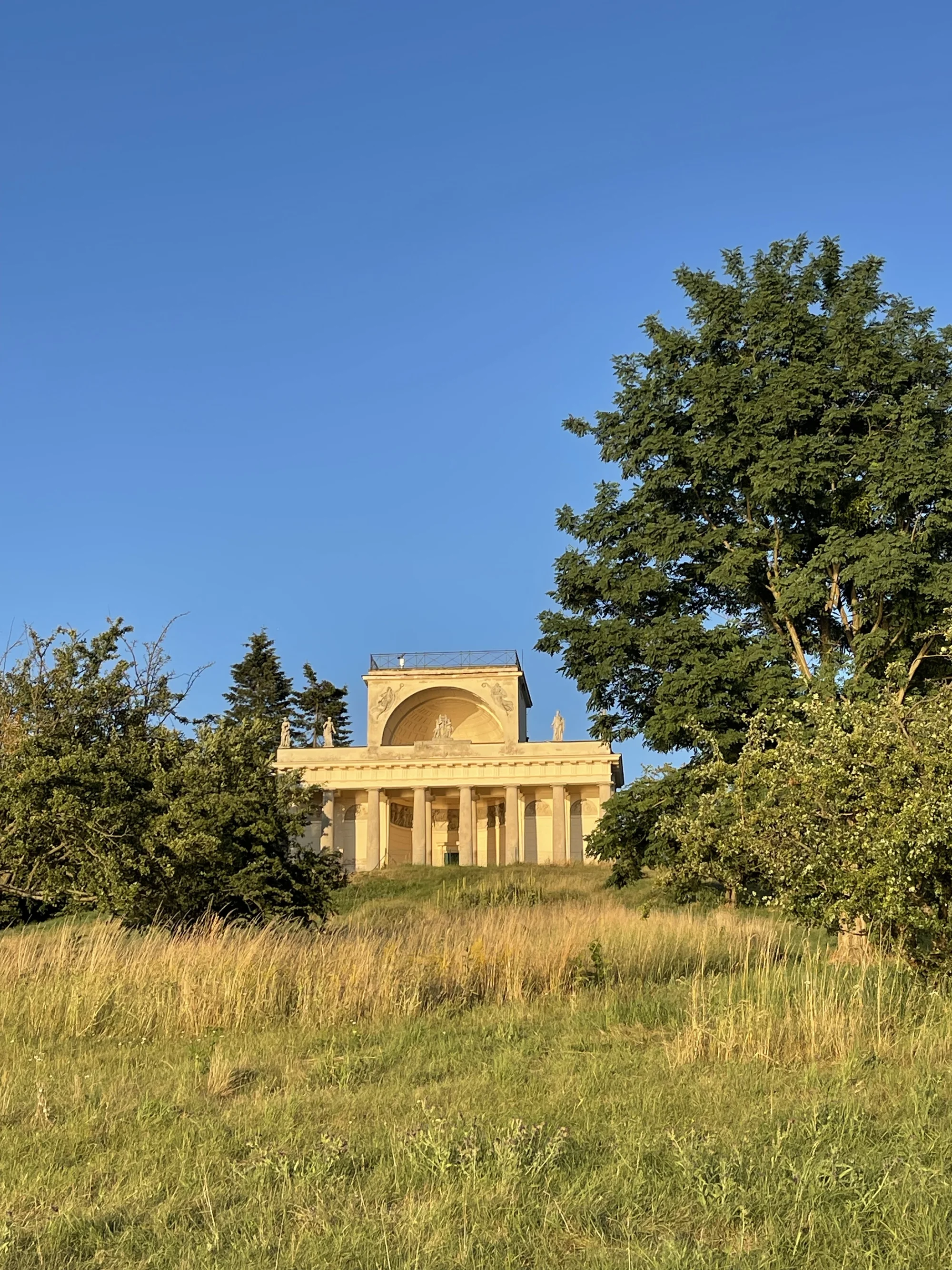 Celovečerní řízená degustace 8 vín v Lednicko-valtickém areálu i studený raut