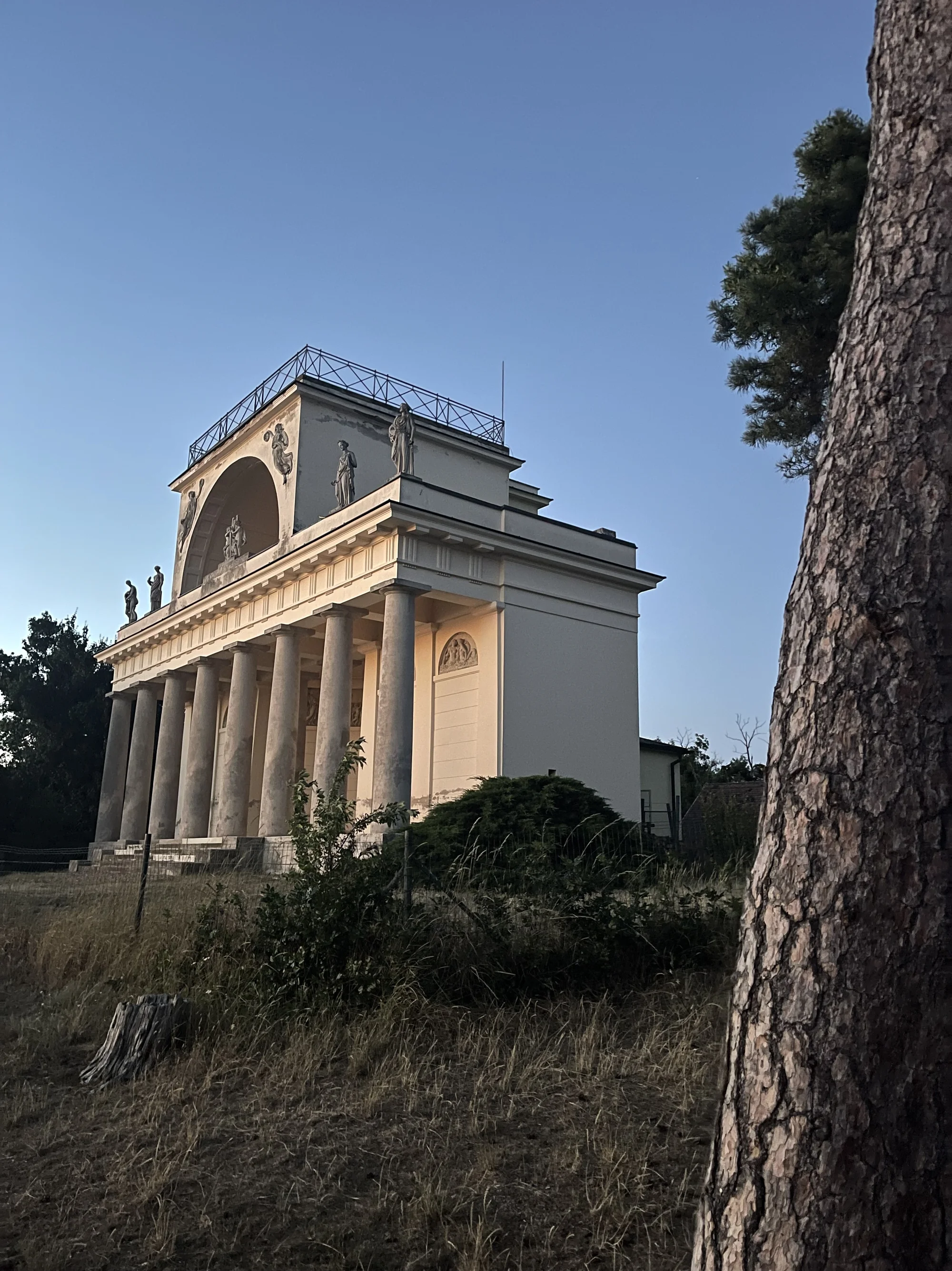 Celovečerní řízená degustace 8 vín v Lednicko-valtickém areálu i studený raut