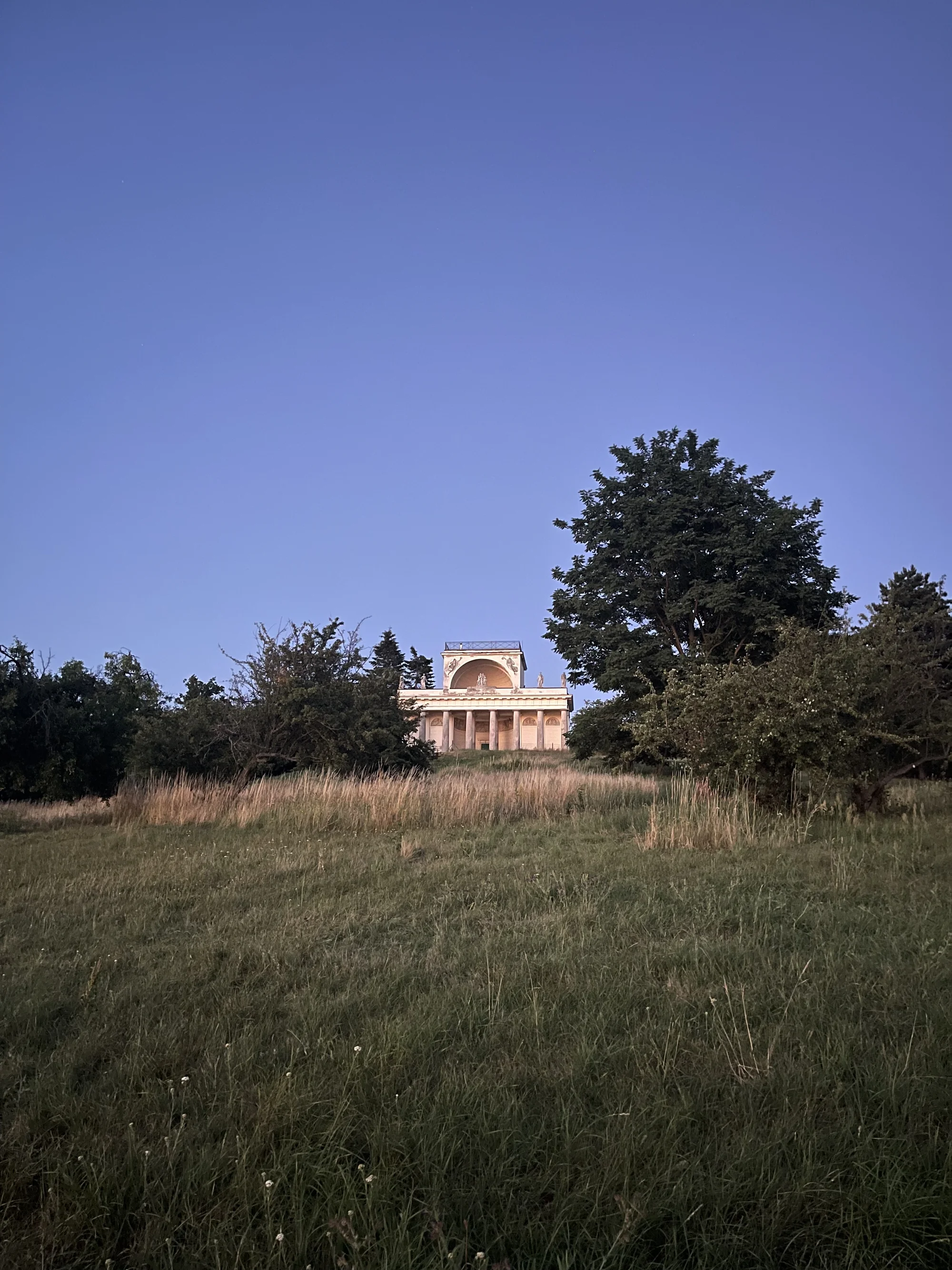 Celovečerní řízená degustace 8 vín v Lednicko-valtickém areálu i studený raut