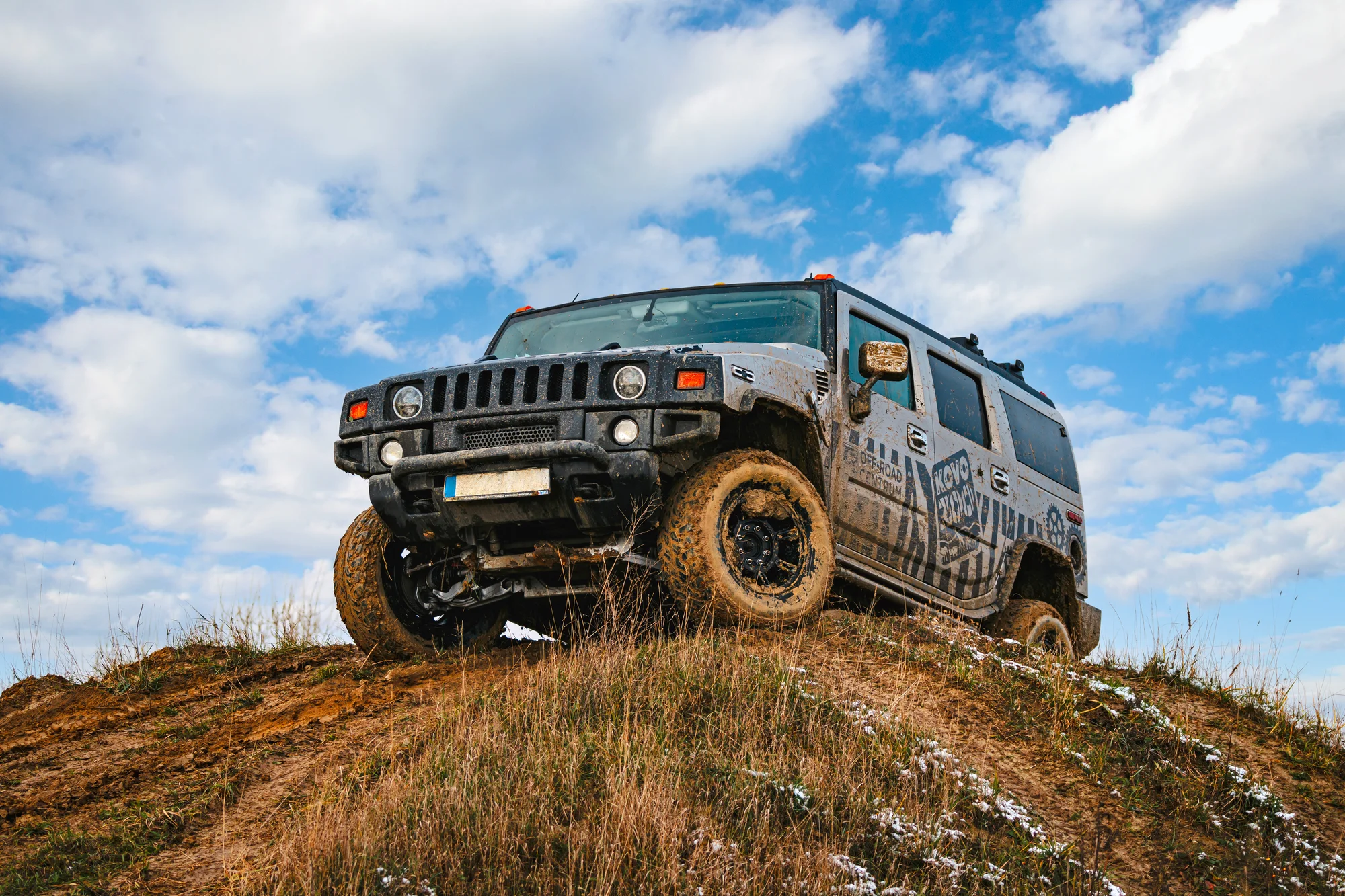 Offroadová jízda ve vozech Nissan Patrol nebo Hummer H2: 10 minut se vezete, 30 minut řídíte
