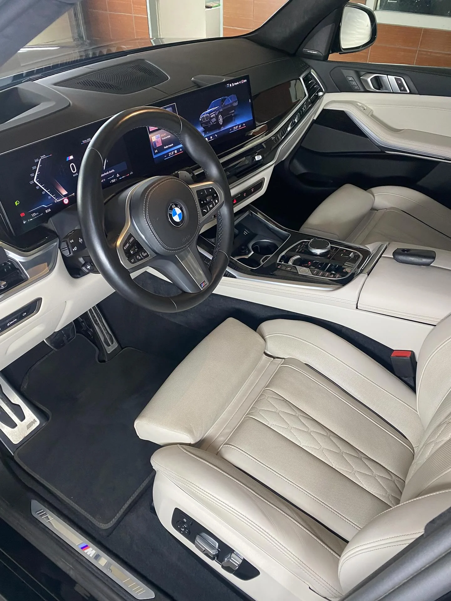 Prémiová péče o vaše auto: ruční mytí, detailní čištění i tříkrokové leštění laku