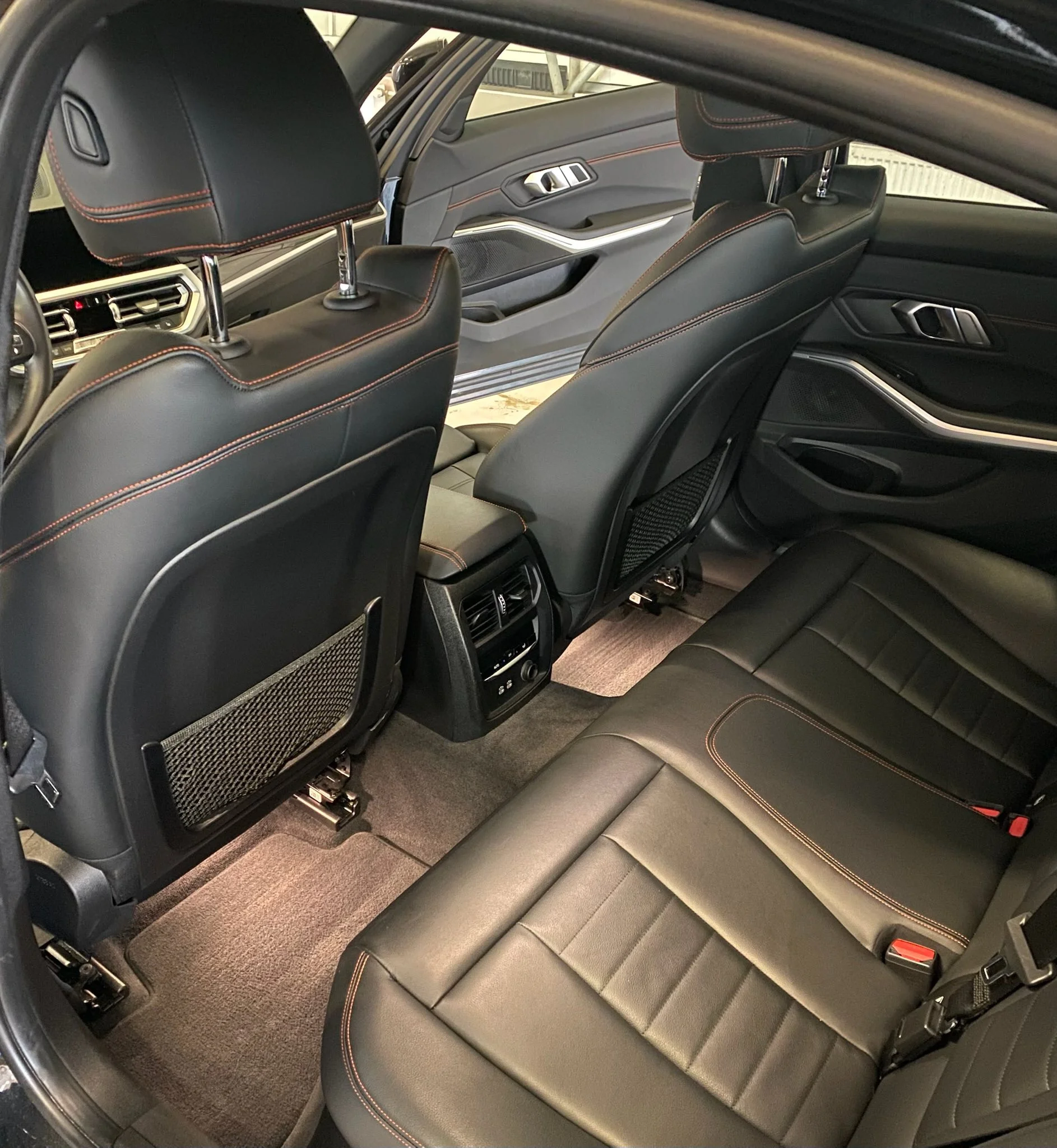 Prémiová péče o vaše auto: ruční mytí, detailní čištění i tříkrokové leštění laku