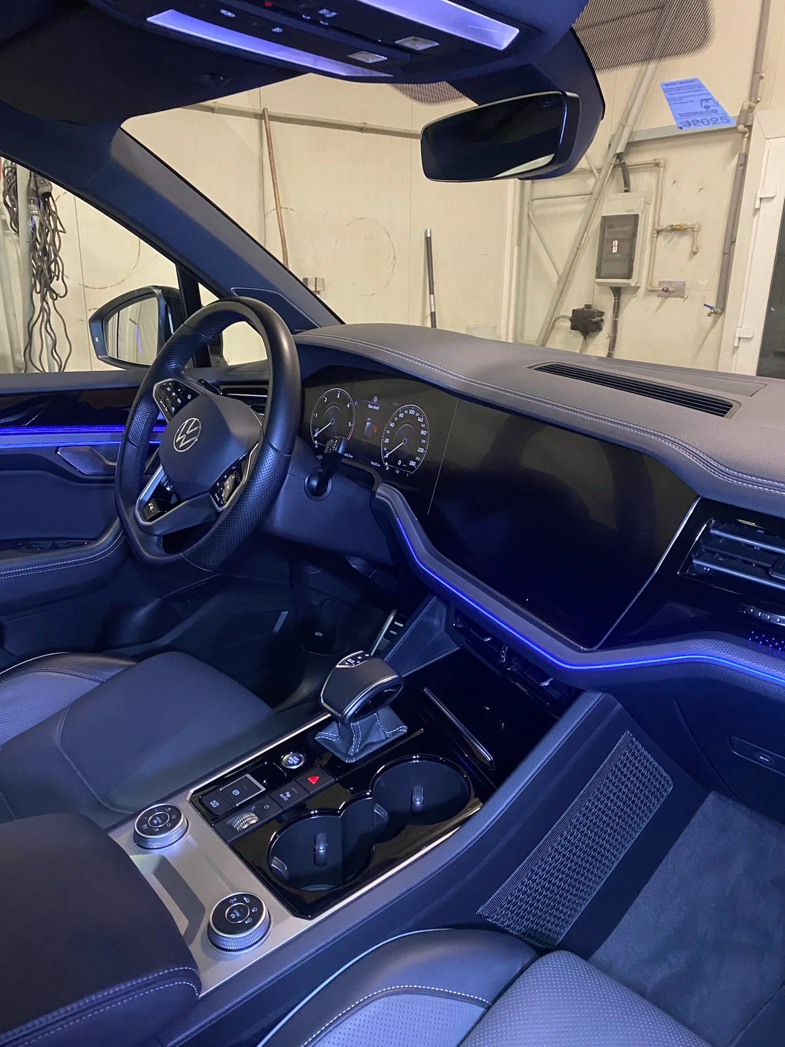 Prémiová péče o vaše auto: ruční mytí, detailní čištění i tříkrokové leštění laku