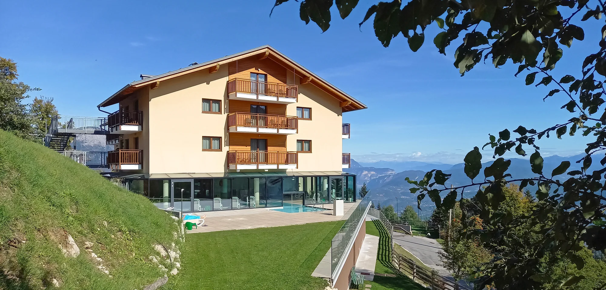 Trentinské Alpy: 3* hotel s polopenzí, neomezeným wellness a kartou výhod