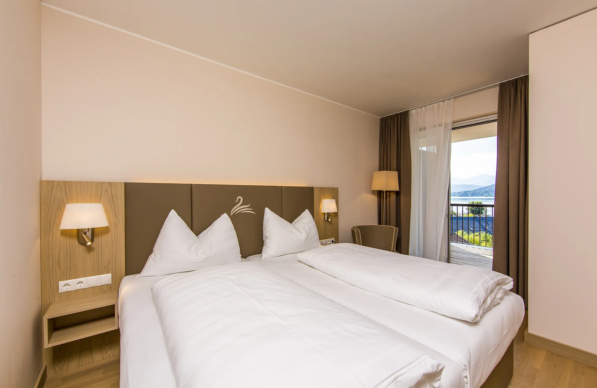 Moderní apartmány na břehu Wörthersee: soukromá pláž a karta výhod