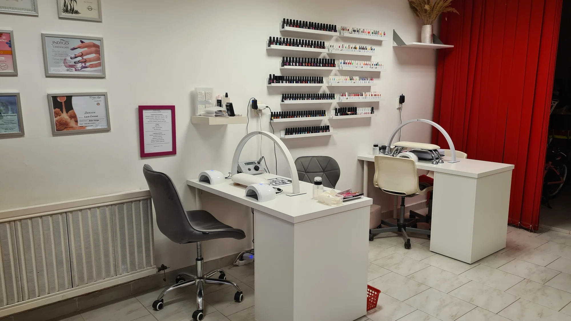 Klasická manikúra s možností CND Shellac, Gellak, P-Shine či parafínového zábalu