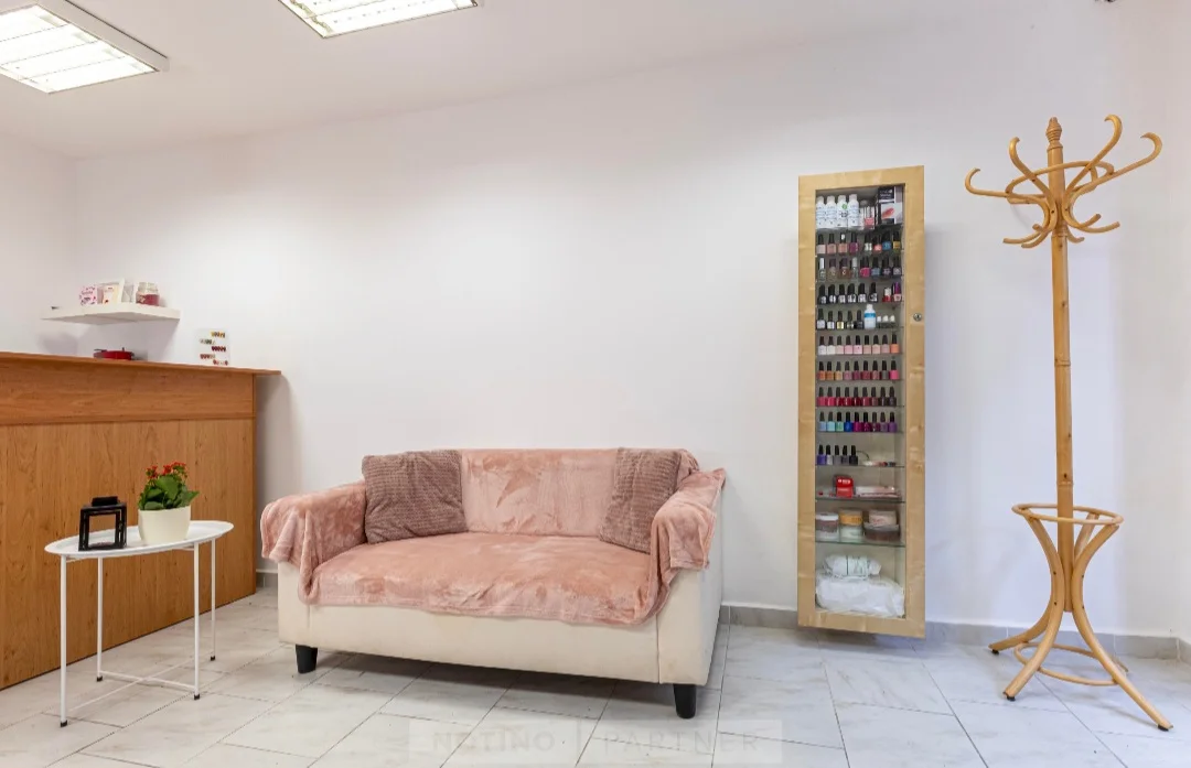 Klasická manikúra s možností CND Shellac, Gellak, P-Shine či parafínového zábalu