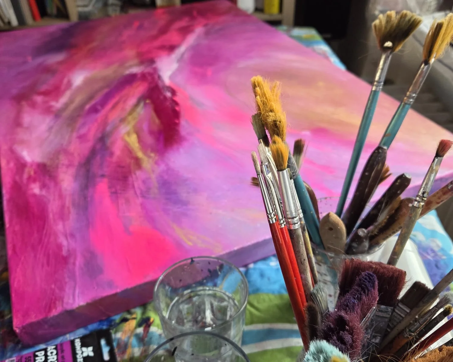 Zážitková malba obrazu: skupinová či individuální tvorba vybranou technikou