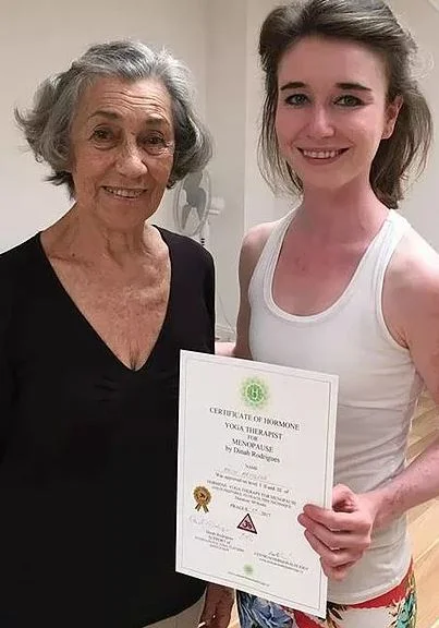 Workshop hormonální jóga pro ženy podle Dinah Rodrigues živě online