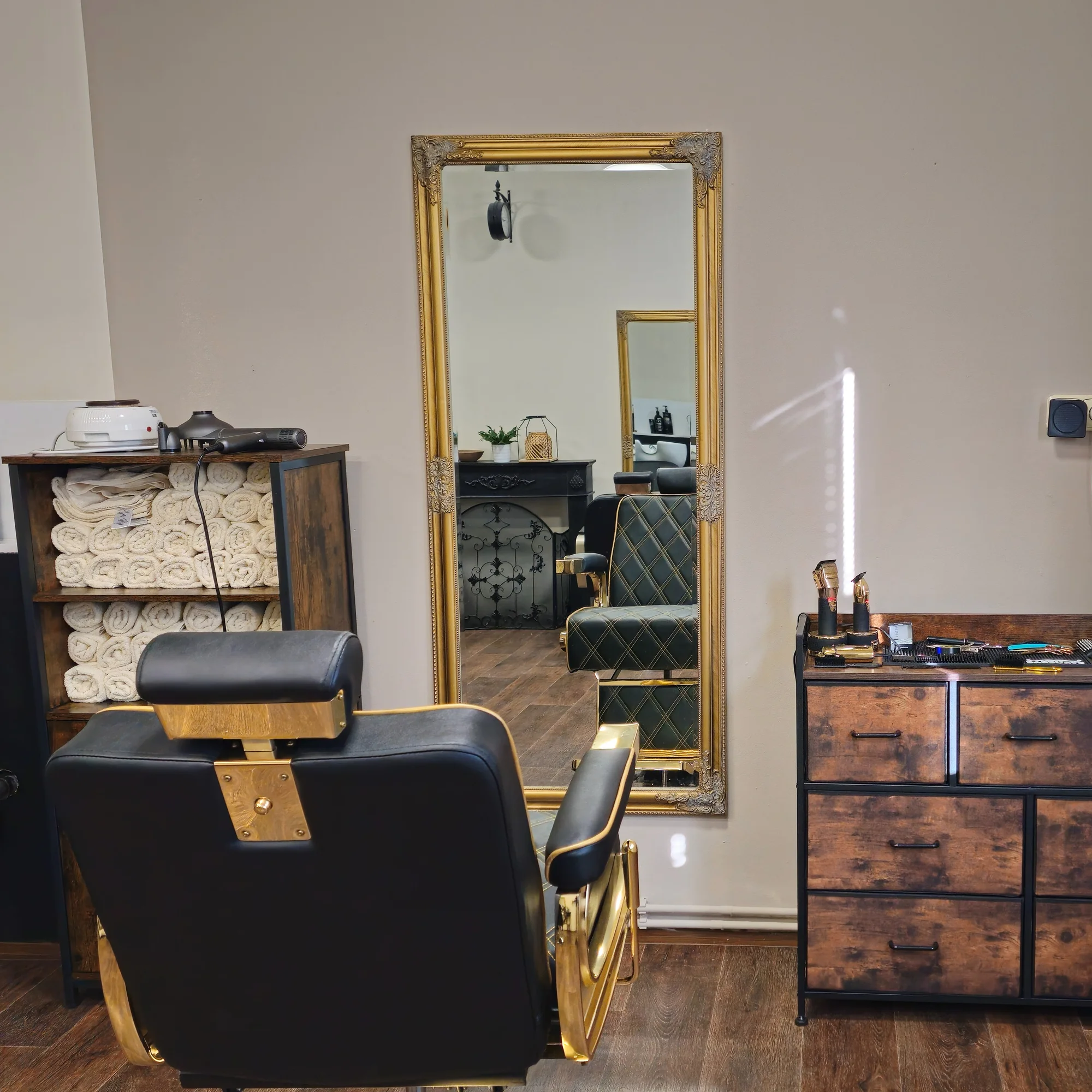 Barber: střih vlasů, úprava vousů s hot towel nebo kompletní péče